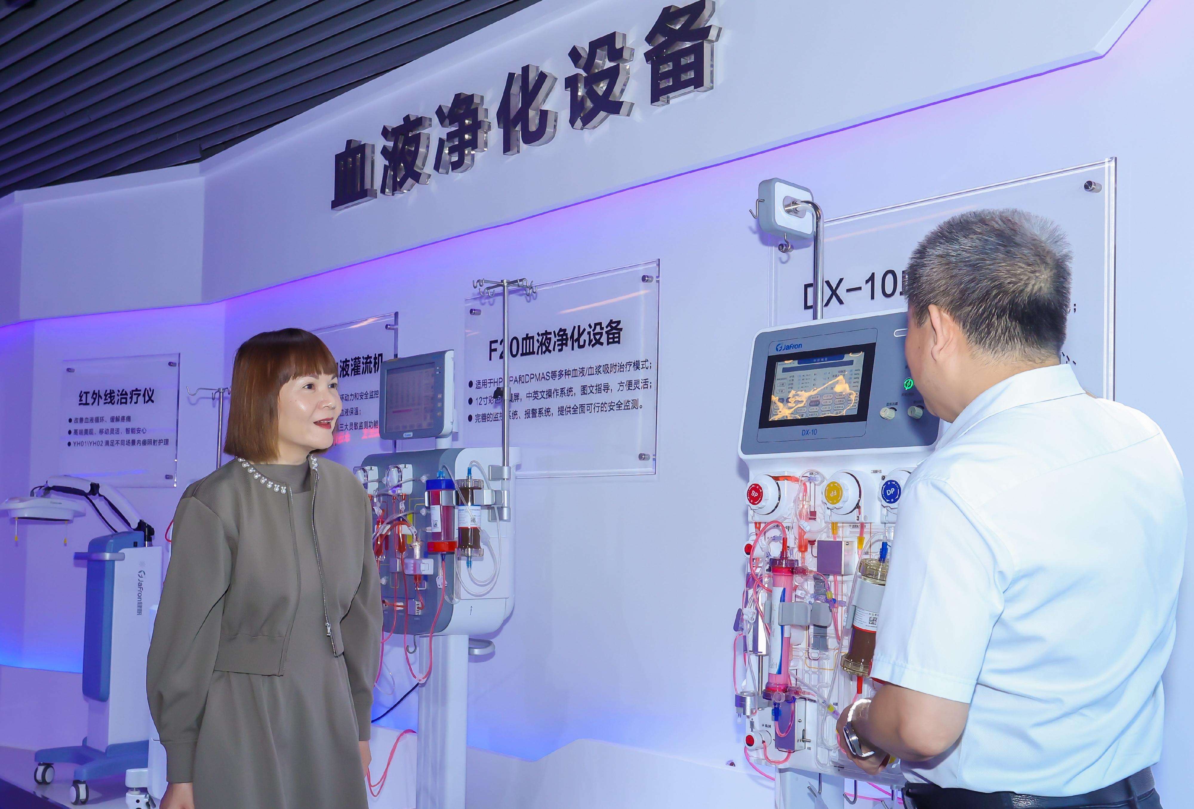 The Commissioner for the Development of the Guangdong-Hong Kong-Macao Greater Bay Area, Ms Maisie Chan (left), visits an enterprise specialising in biomaterials and high-end medical devices in Zhuhai today (November 8) to learn about the latest position on local innovation and technology development. 