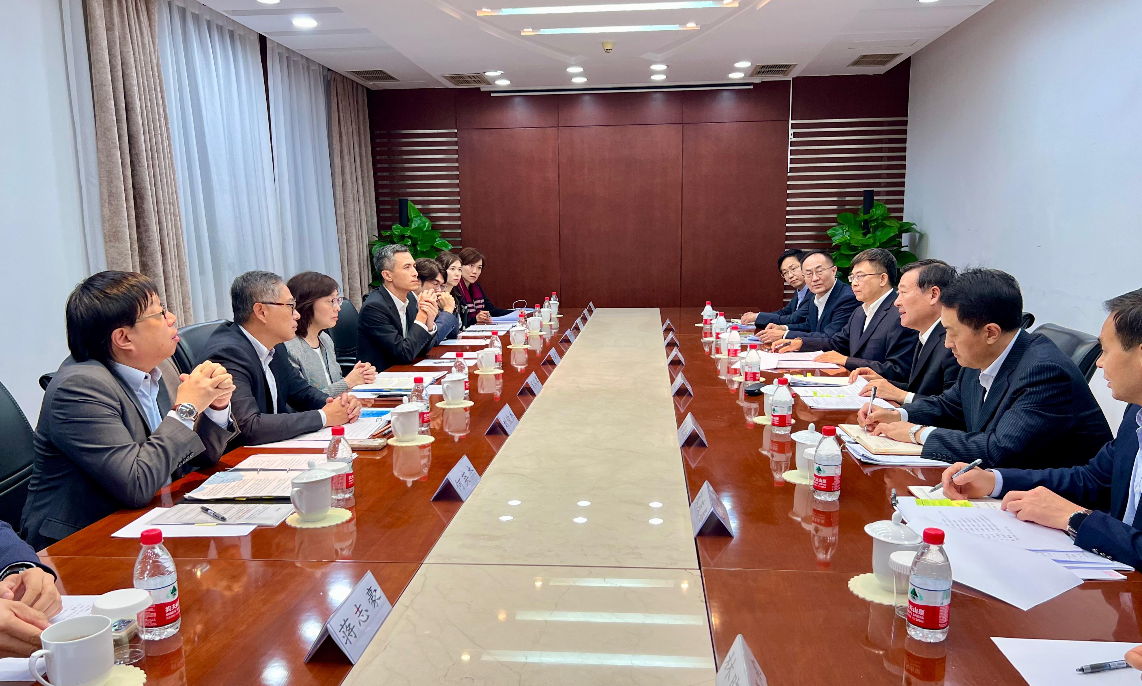 The Secretary for Development, Ms Bernadette Linn, started her visit programme to Beijing today (November 8) and met with the Minister of Housing and Urban-Rural Development, Mr Ni Hong (third right). She briefed him on the development of land and construction industry in Hong Kong. The Permanent Secretary for Development (Works), Mr Ricky Lau (second left), and the Director of Northern Metropolis Co-ordination Office, Mr Vic Yau (fourth left), also attended.