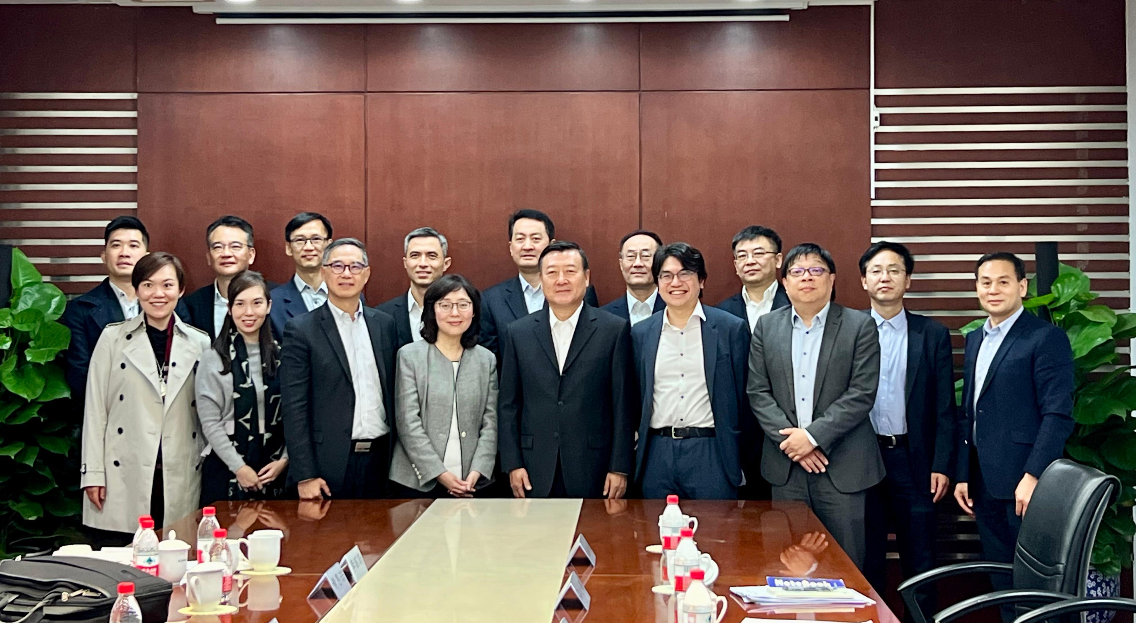 The Secretary for Development, Ms Bernadette Linn (front row, fourth left), started her visit programme to Beijing today (November 8) and met with the Minister of Housing and Urban-Rural Development, Mr Ni Hong (front row, third right).