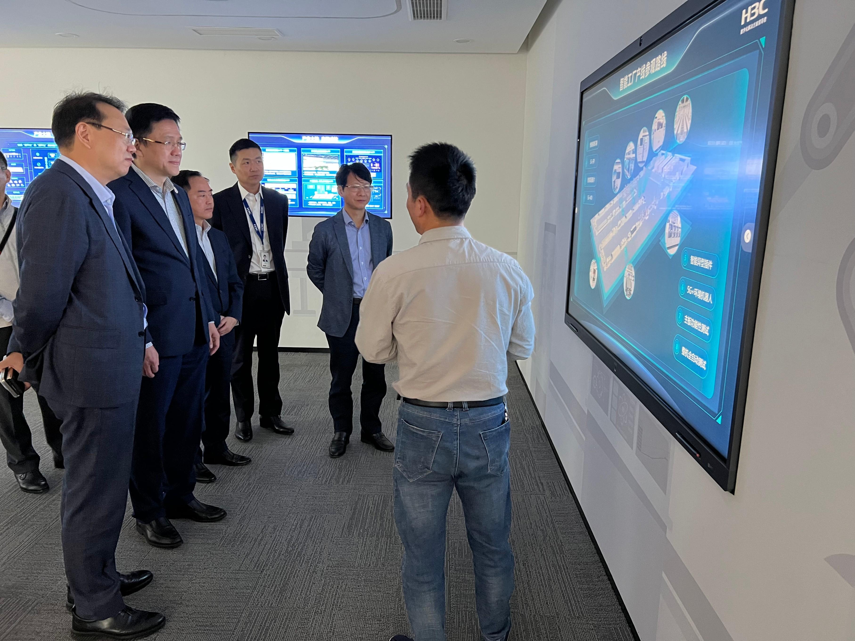 The Secretary for Innovation, Technology and Industry, Professor Sun Dong (second left), conducts a study on the Hangzhou Headquarters of H3C, a subsidiary of Unisplendour Corporation Limited, today (November 8) by visiting the headquarters' future factory. Next to Professor Sun is the Government Chief Information Officer, Mr Tony Wong (third left).
