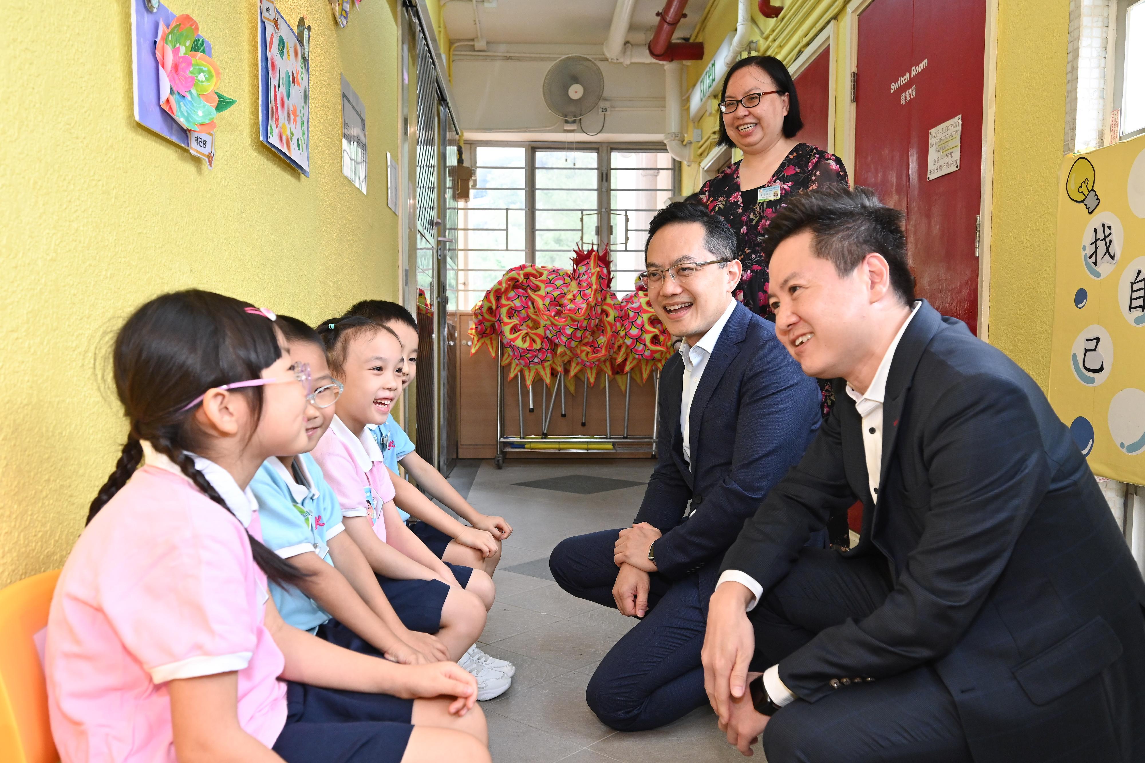 The Director of Health, Dr Ronald Lam, and the Controller of the Centre for Health Protection of the Department of Health, Dr Edwin Tsui, visited Po Leung Kuk Lee Siu Chan Kindergarten-Cum-Nursery in Kwun Tong this morning (November 9) to view the implementation of the school outreach seasonal influenza vaccination service. Photo shows Dr Lam (second right) and Dr Tsui (first right) chatting with pupils who will receive seasonal influenza vaccination.
