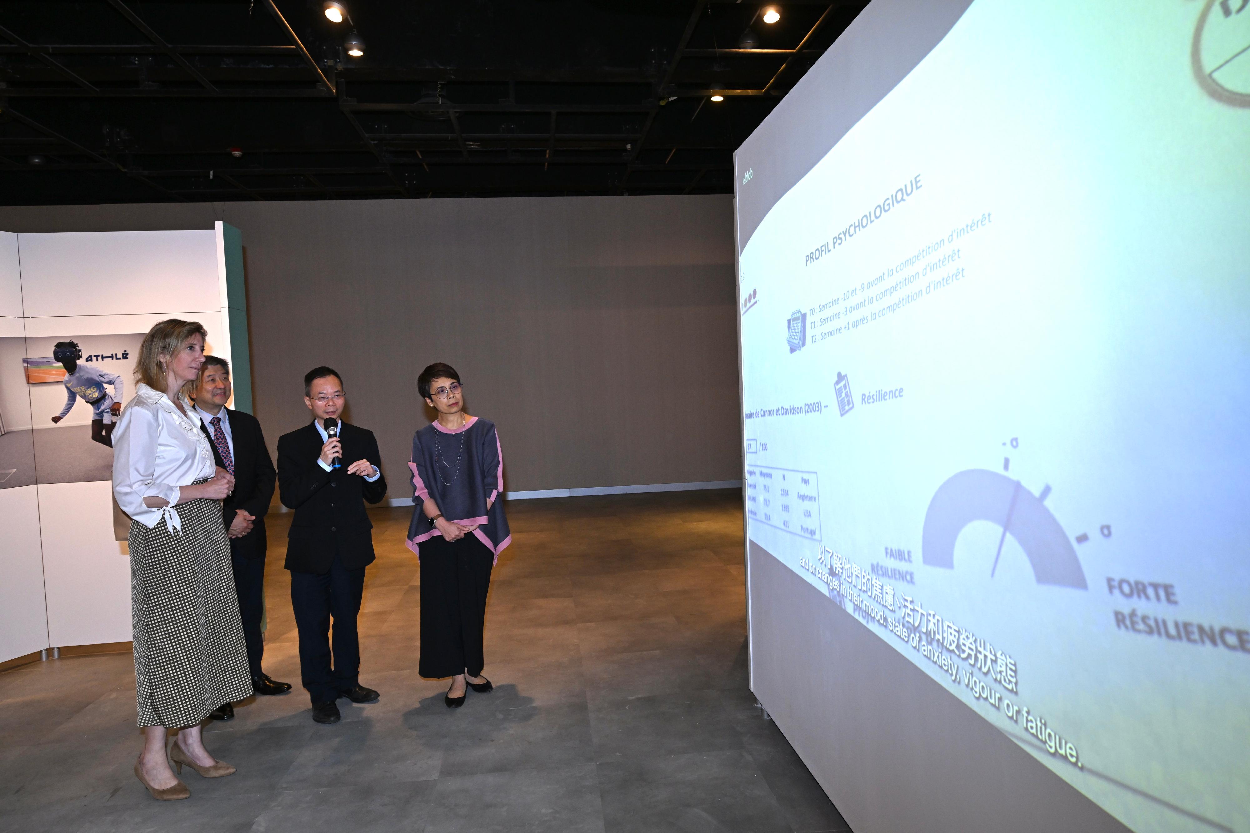 The opening ceremony for the French Science Festival "Science at the Service of Medals" exhibition was held today (November 9) at the Hong Kong Science Museum (HKScM). Photo shows the Curator of the HKScM (Science Promotion Unit), Mr Samuel Chui (second right), introducing the exhibition to officiating guests the Consul General of France in Hong Kong and Macau, Mrs Christile Drulhe (first left); the Museum Director of the HKScM, Mr Lawrence Lee (second left); and the Deputy Director of Leisure and Cultural Services (Culture), Miss Eve Tam (first right).

