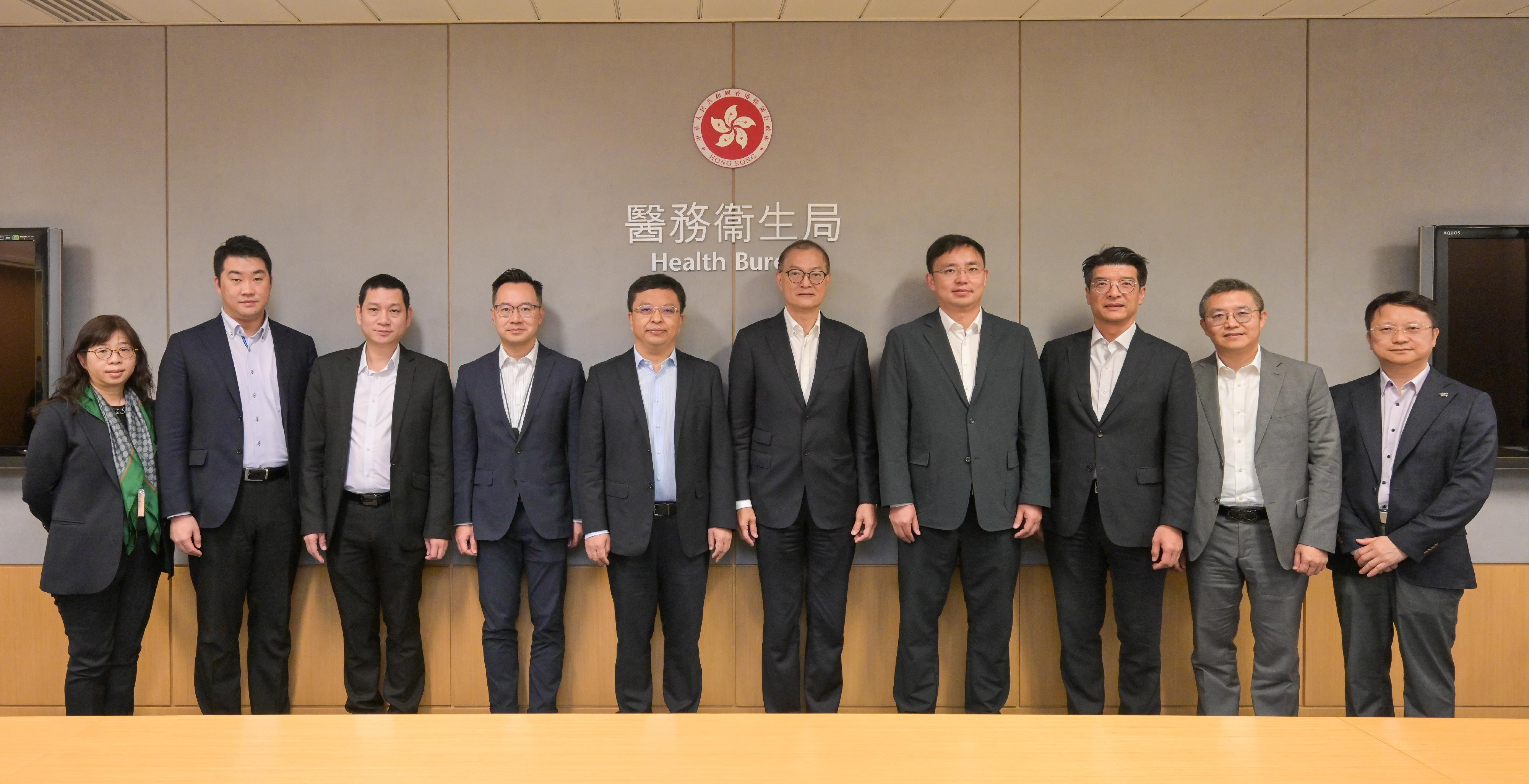 The Secretary for Health, Professor Lo Chung-mau, met with a delegation of the Zhongshan Municipal People's Government led by Vice Mayor Mr Ye Hongguang today (November 9). Photo shows Professor Lo (fifth right); Mr Ye (fifth left); Deputy Secretary for Health Mr Eddie Lee (fourth left); the Commissioner for Primary Healthcare of the Health Bureau, Dr Pang Fei-chau (third right); the Acting Assistant Director of Health (Elderly Health), Dr Yonnie Lam (first left), and other attendees of the meeting.