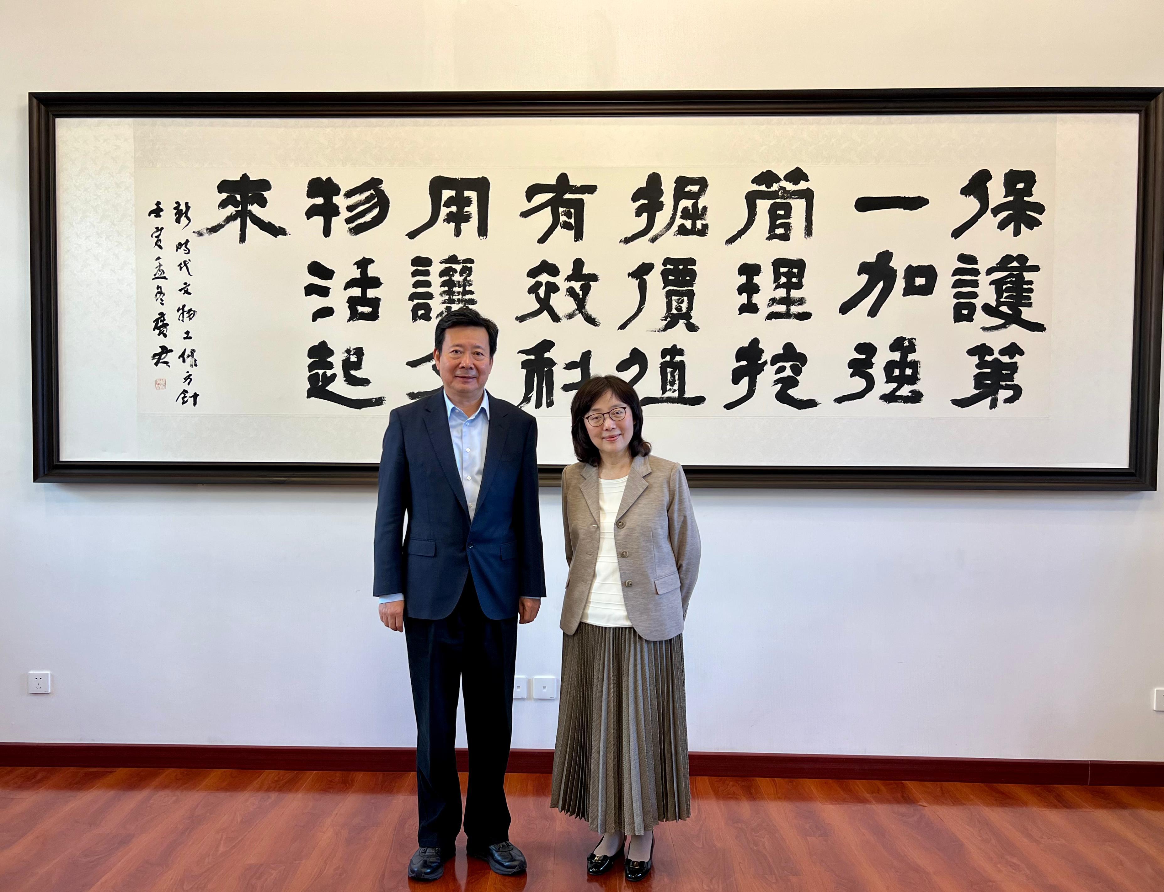 The Secretary for Development, Ms Bernadette Linn (right), met with the Vice Minister of Culture and Tourism and Administrator of the National Cultural Heritage Administration, Mr Li Qun (left), in Beijing today (November 9).
