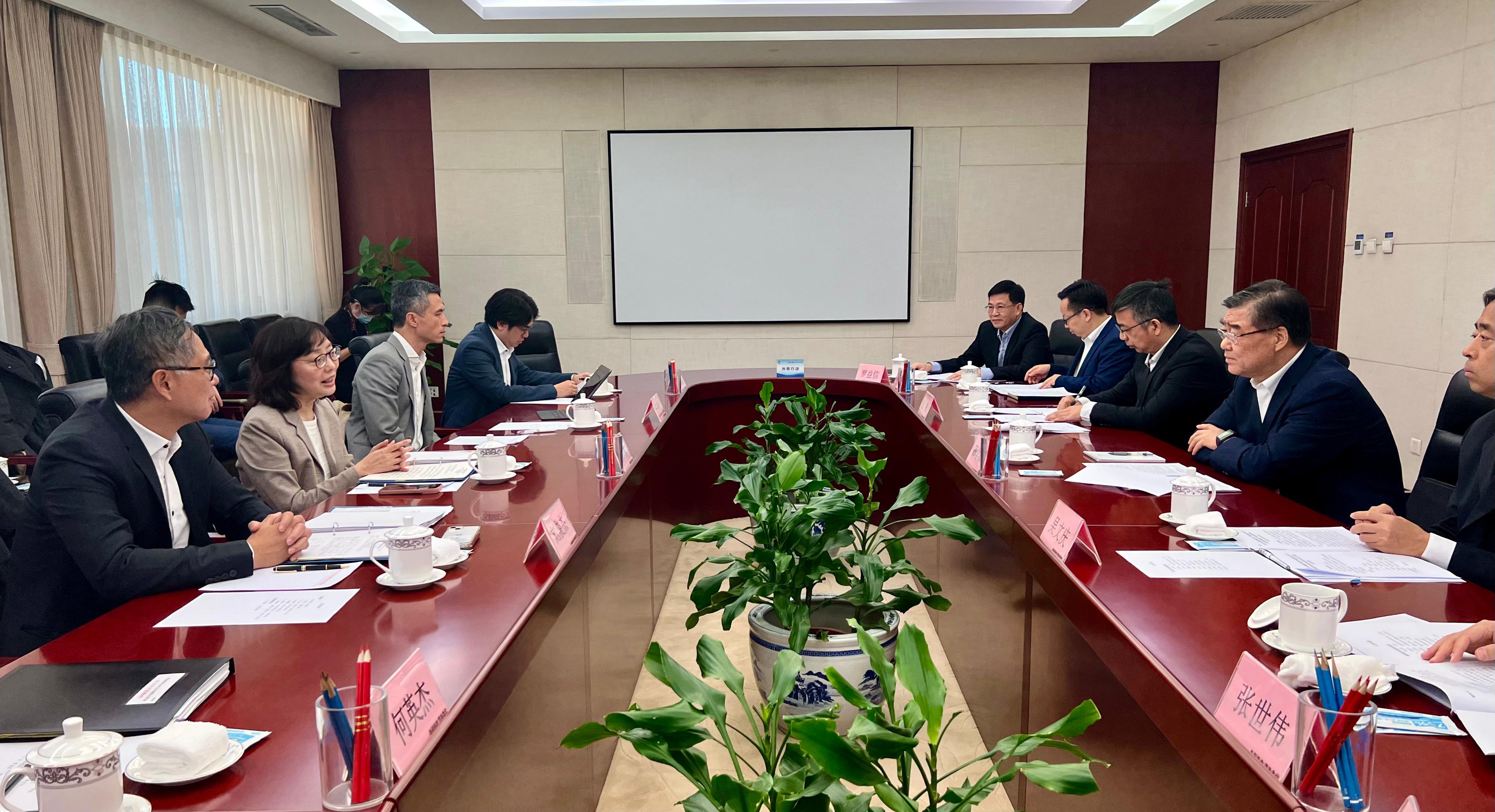發展局局長甯漢豪（左二）今日（十一月九日）在北京與水利部副部長田學斌（右二）會面。發展局常任秘書長（工務）劉俊傑（左一）及北部都會區統籌辦事處主任丘卓恒（左三）亦有出席。