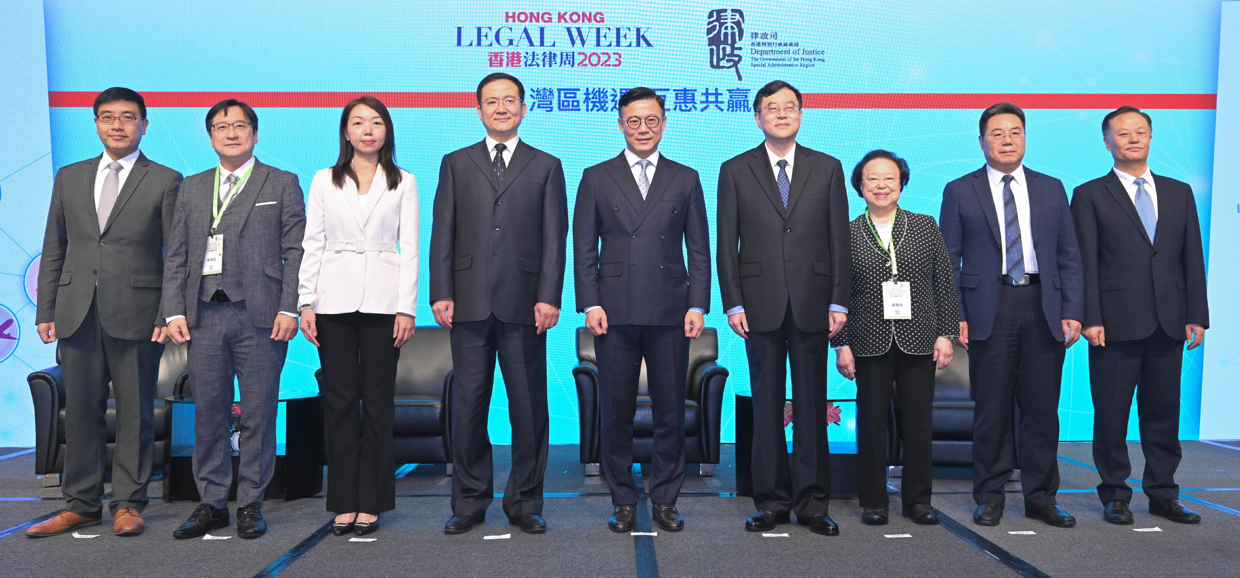 The Deputy Secretary for Justice, Mr Cheung Kwok-kwan (centre); the Director-General of the Department of Justice of Guangdong Province, Mr Chen Xudong (fourth right); the Director of the Legal Affairs Bureau of the Government of the Macao Special Administrative Region, Ms Leong Weng In (third left); the Director of the Bureau of Lawyers' Work of the Ministry of Justice, Mr Tian Xin (fourth left), and other guests are pictured at the Gateway to the Opportunities in the GBA under the Hong Kong Legal Week 2023 today (November 9).
