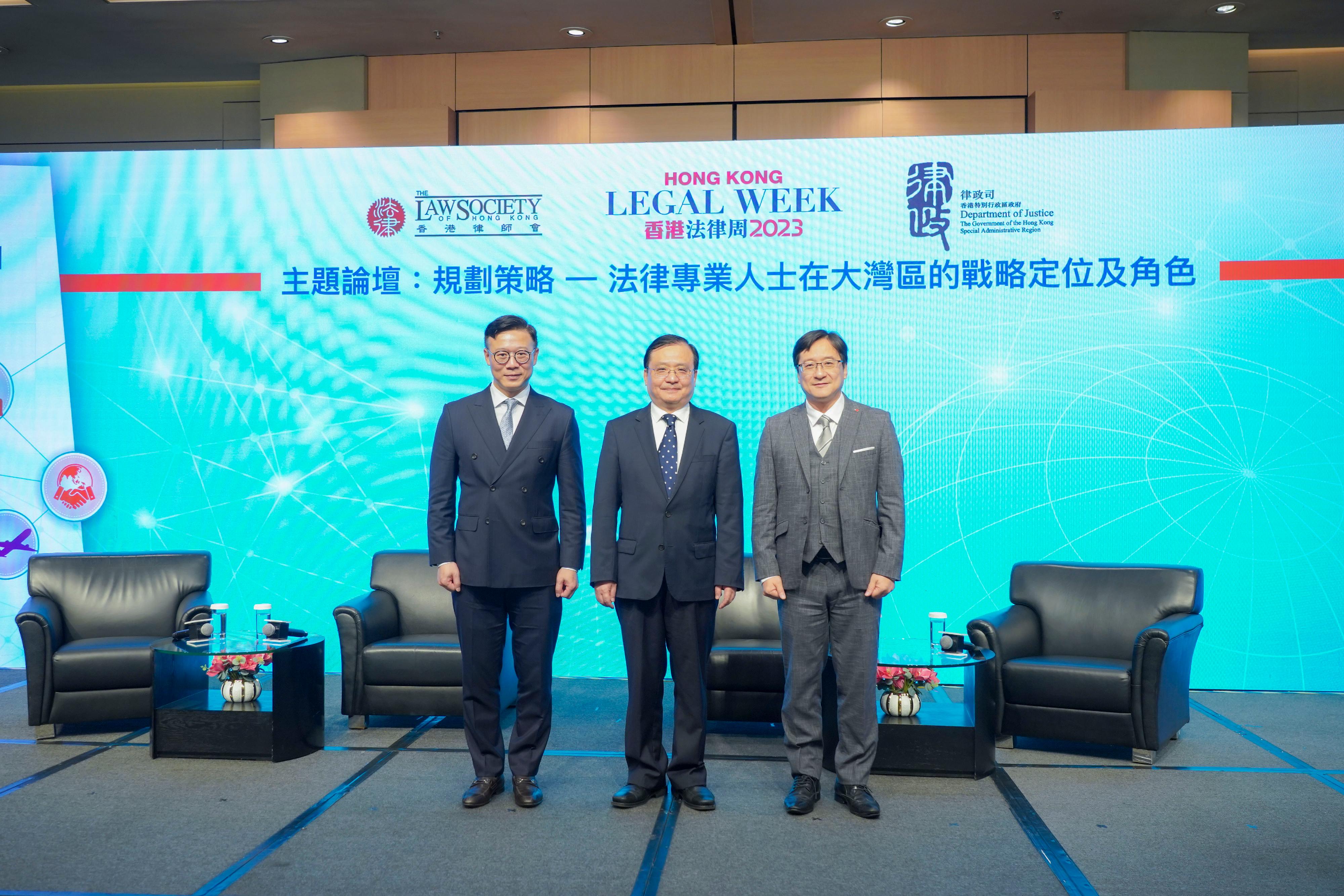 Deputy Commissioner of the Office of the Commissioner of the Ministry of Foreign Affairs of the People's Republic of China in the Hong Kong Special Administrative Region, Mr Fang Jianming (centre); the Deputy Secretary for Justice, Mr Cheung Kwok-kwan (left); and the President of the Law Society of Hong Kong, Mr Chan Chak-ming (right), are pictured at the Main Forum: Planning Strategy – Strategic positioning and roles of legal professionals in the Greater Bay Area of the GBA Young Lawyers Forum under the Hong Kong Legal Week 2023 today (November 9). 
 


