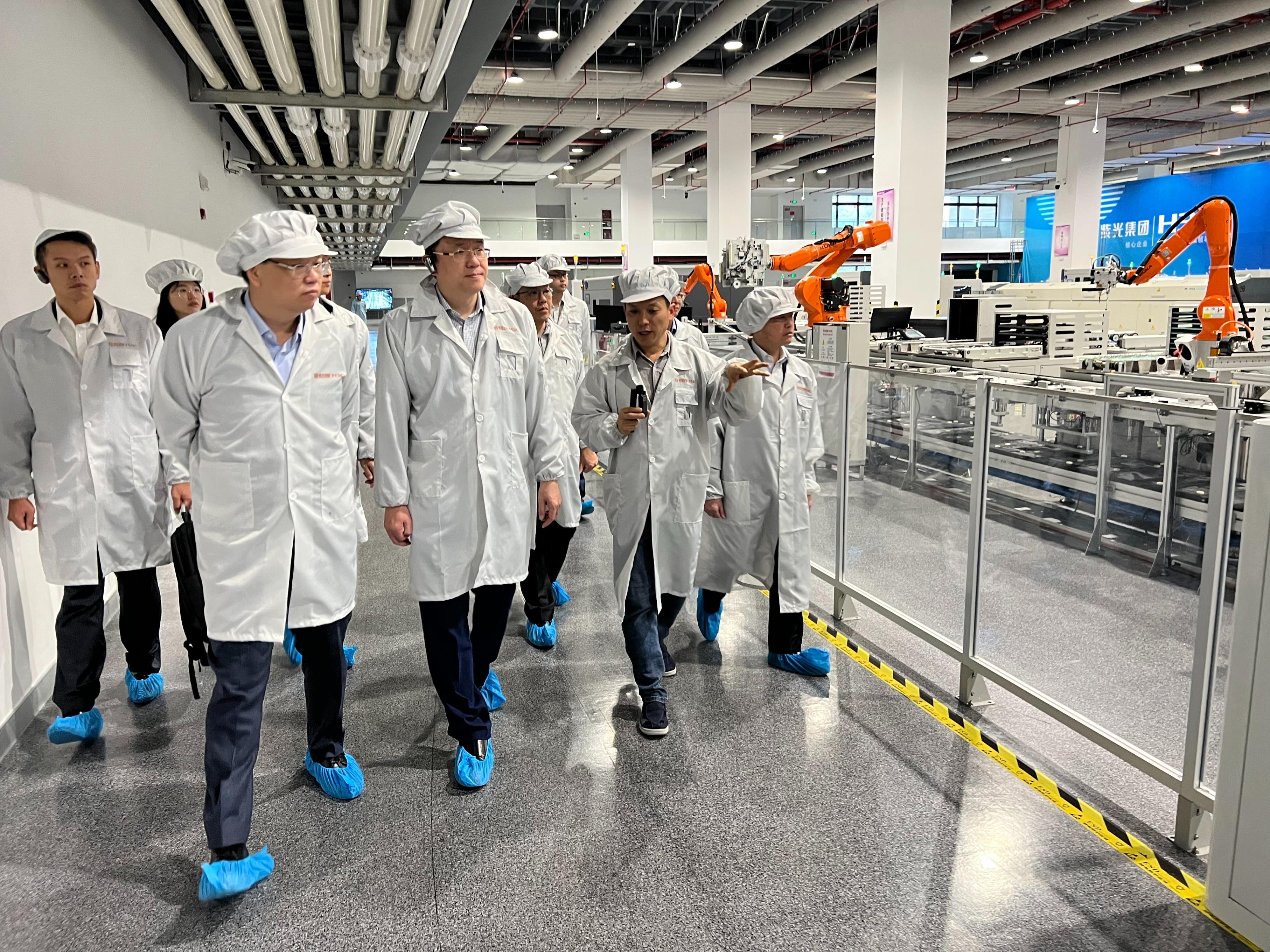 The Secretary for Innovation, Technology and Industry, Professor Sun Dong (front row, third left), together with the Government Chief Information Officer, Mr Tony Wong (front row, first right), conducts a study on the Hangzhou Headquarters of H3C, a subsidiary of Unisplendour Corporation Limited, today (November 8) by visiting the headquarters’ future factory.