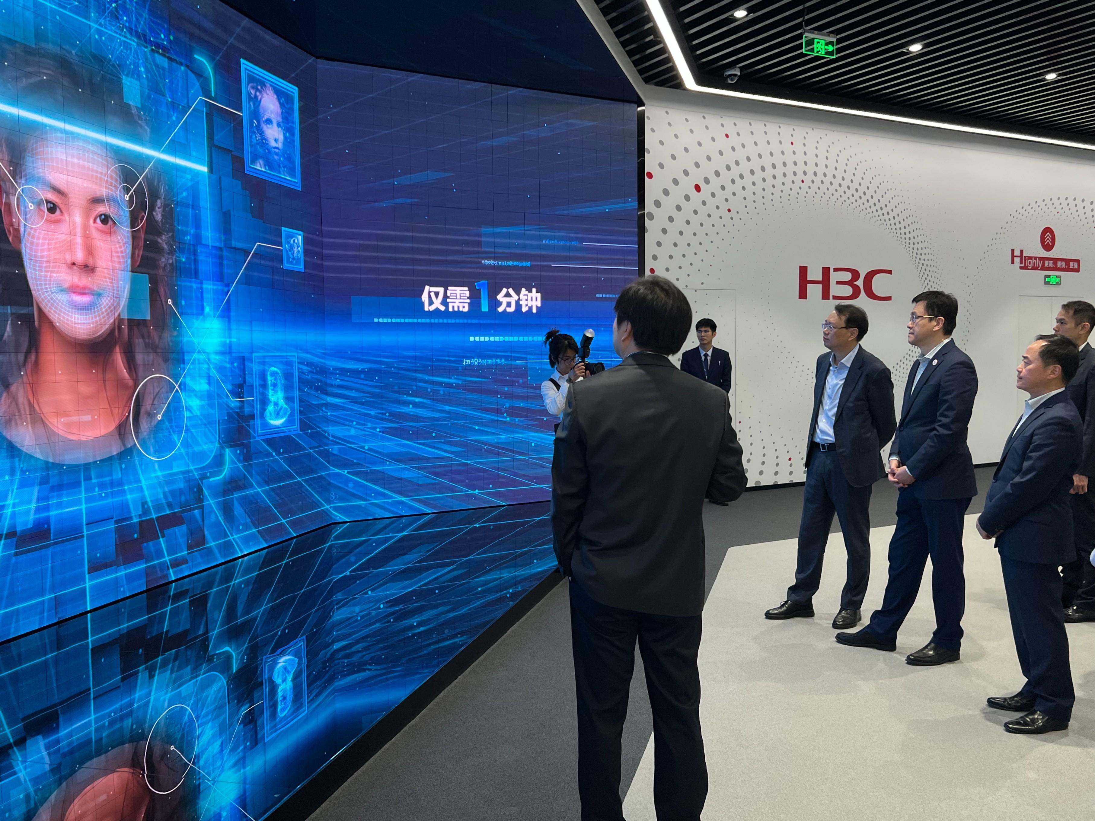 The Secretary for Innovation, Technology and Industry, Professor Sun Dong (third right), travels to Hangzhou and conducts a study on the Hangzhou Headquarters of H3C, a subsidiary of Unisplendour Corporation Limited, today (November 8) by visiting the headquarters' innovation experience centre. Next to Professor Sun is the Government Chief Information Officer, Mr Tony Wong (second right).