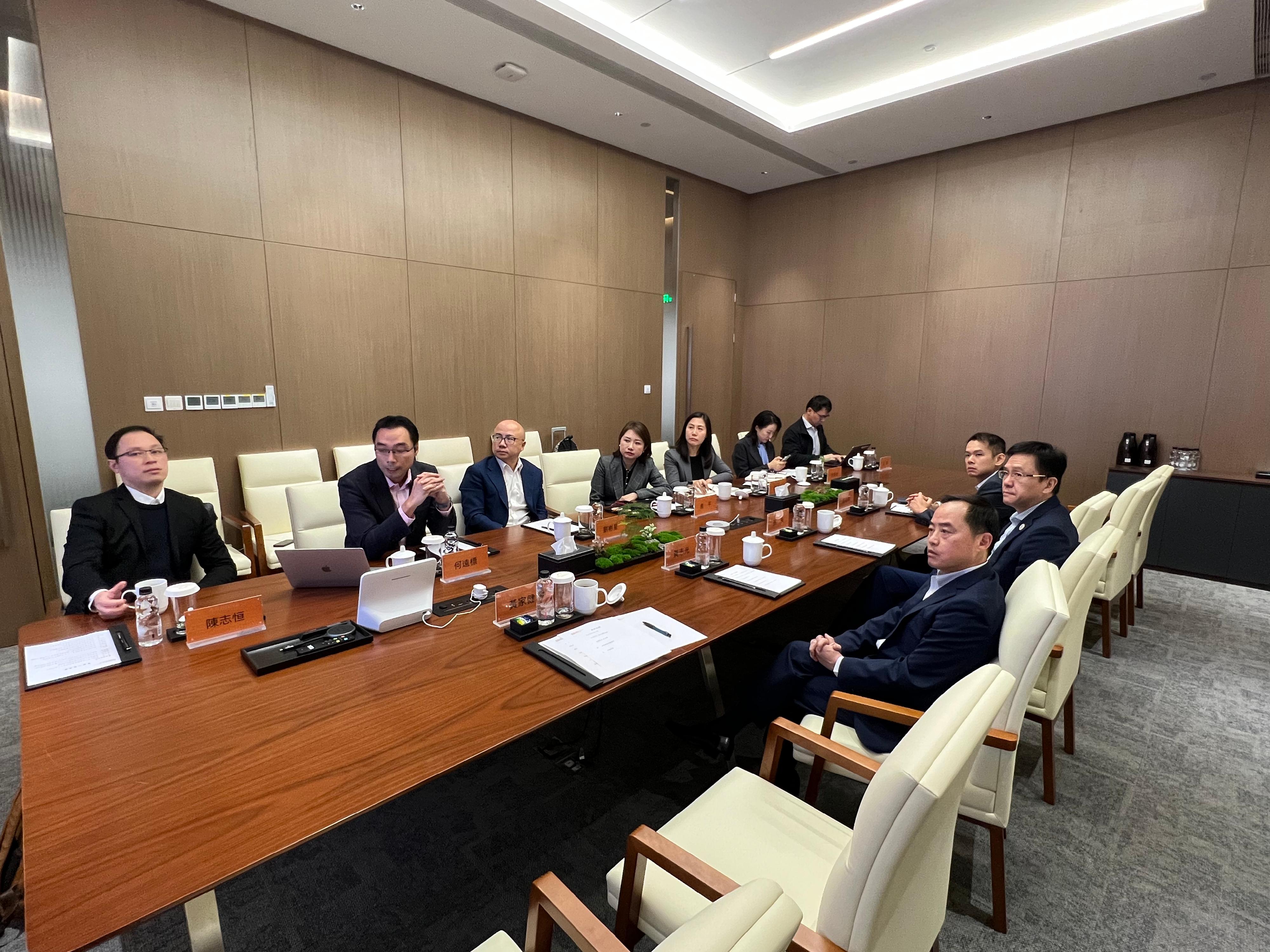 The Secretary for Innovation, Technology and Industry, Professor Sun Dong (second right), visits the Alibaba Cloud Valley Park in Hangzhou today (November 8), and is briefed by the park’s management on the business plan of the park and its latest development. Next to Professor Sun is the Government Chief Information Officer, Mr Tony Wong (third right).