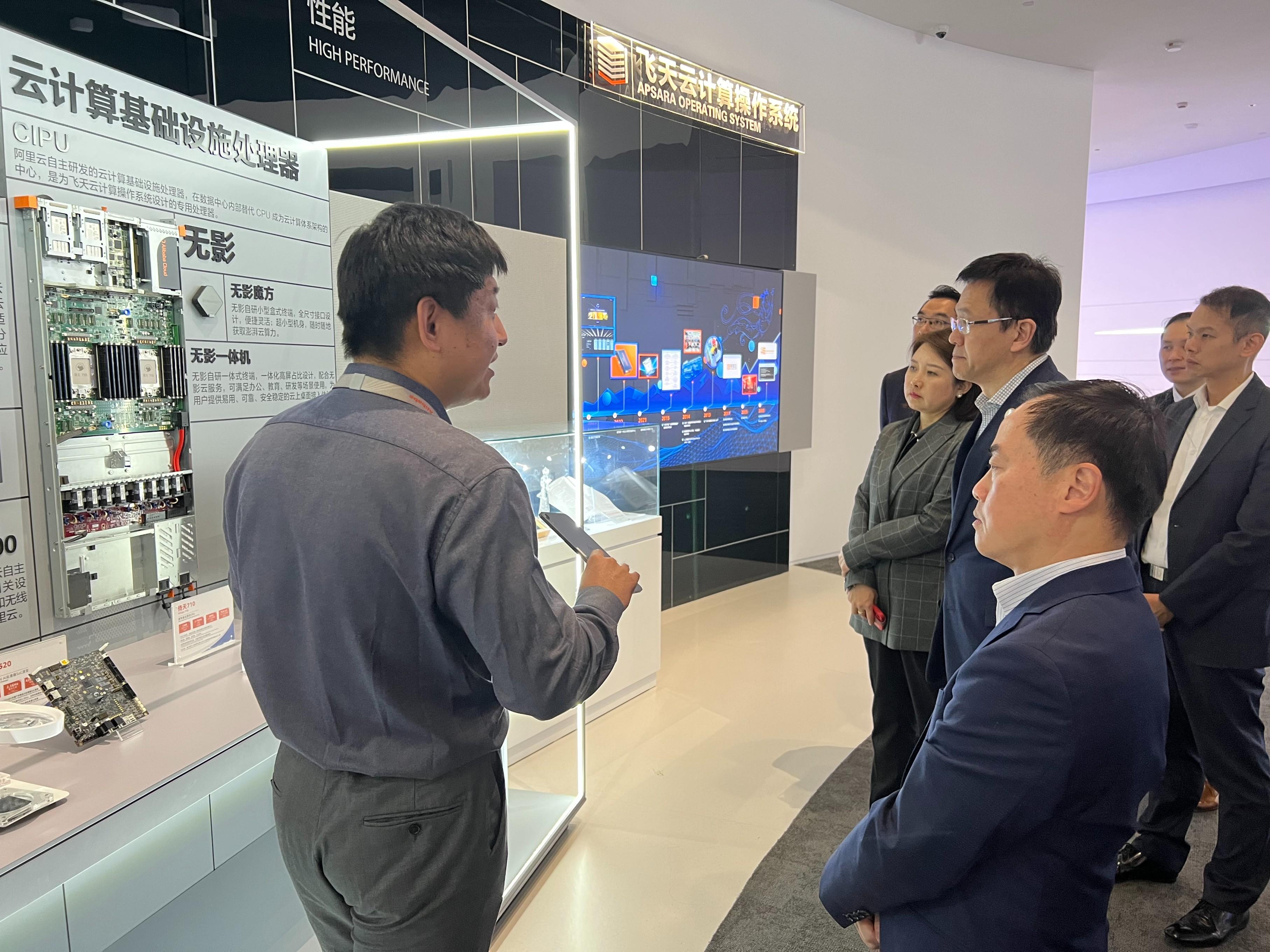 The Secretary for Innovation, Technology and Industry, Professor Sun Dong (fourth right), visits the Alibaba Cloud Valley Park in Hangzhou today (November 8), and is briefed by the park’s management on the operation of the cloud computing infrastructure and operating systems. Next to Professor Sun is the Government Chief Information Officer, Mr Tony Wong (third right).