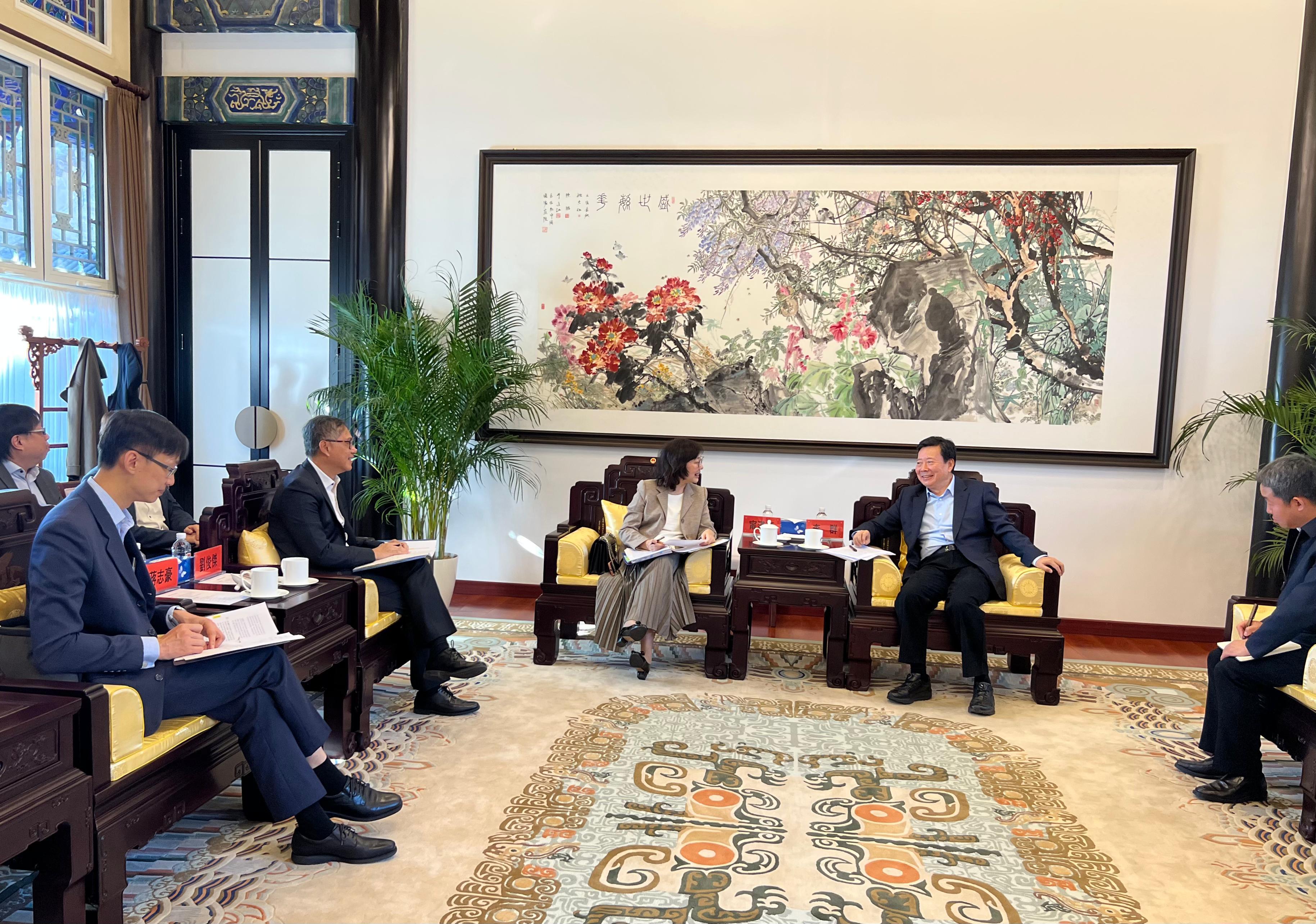 The Secretary for Development, Ms Bernadette Linn (third right), met with the Vice Minister of Culture and Tourism and Administrator of the National Cultural Heritage Administration, Mr Li Qun (second right), in Beijing today (November 9). The Permanent Secretary for Development (Works), Mr Ricky Lau (third left), and the Commissioner for Heritage, Mr Ivanhoe Chang (second left), also attended.