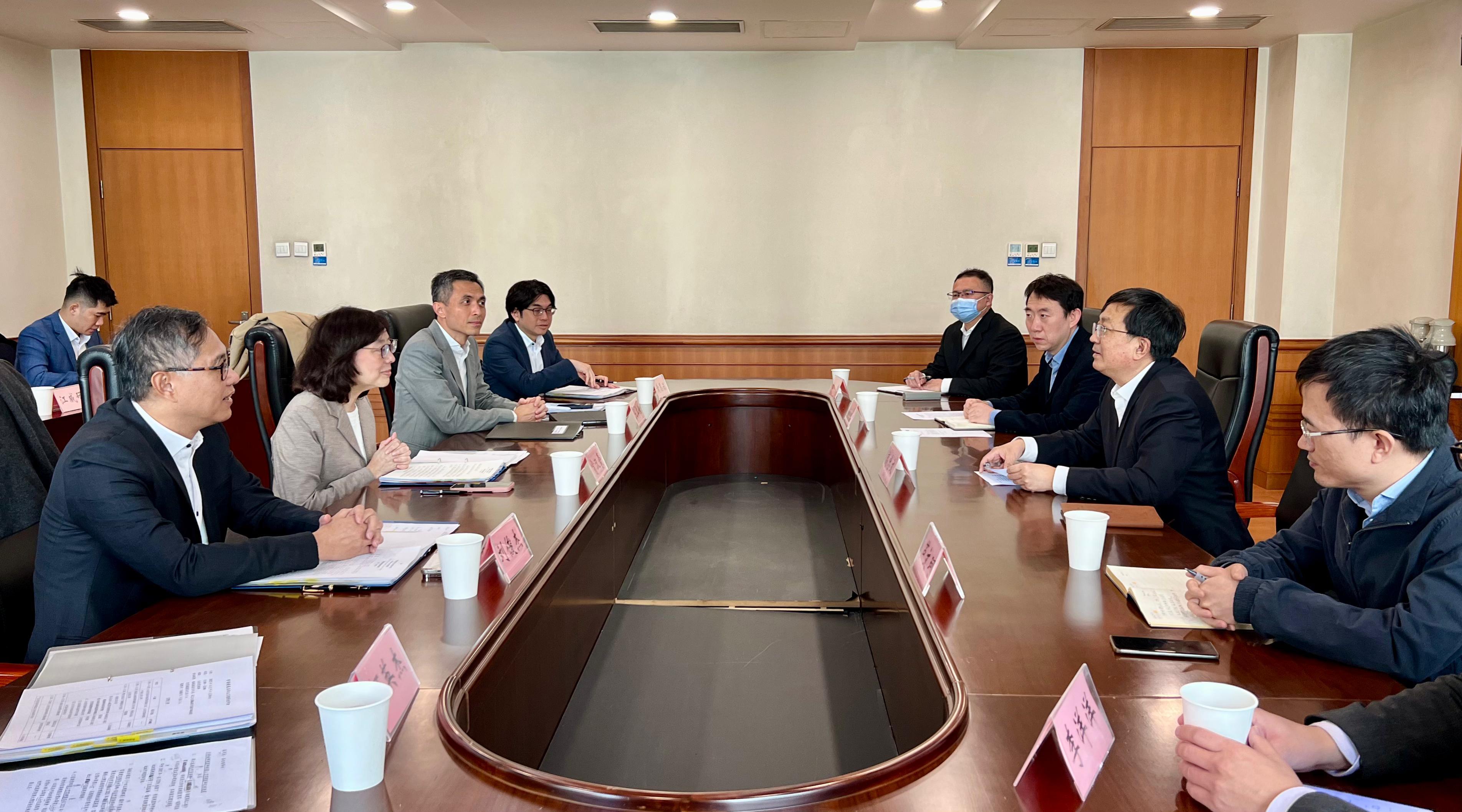 The Secretary for Development, Ms Bernadette Linn (second left), met with the Head of the Department of Sea Area and Island Management of the Ministry of Natural Resources, Mr Gao Zhongwen (second right), in Beijing today (November 9). The Permanent Secretary for Development (Works), Mr Ricky Lau (first left), and the Director of the Northern Metropolis Co-ordination Office, Mr Vic Yau (third left), also attended.