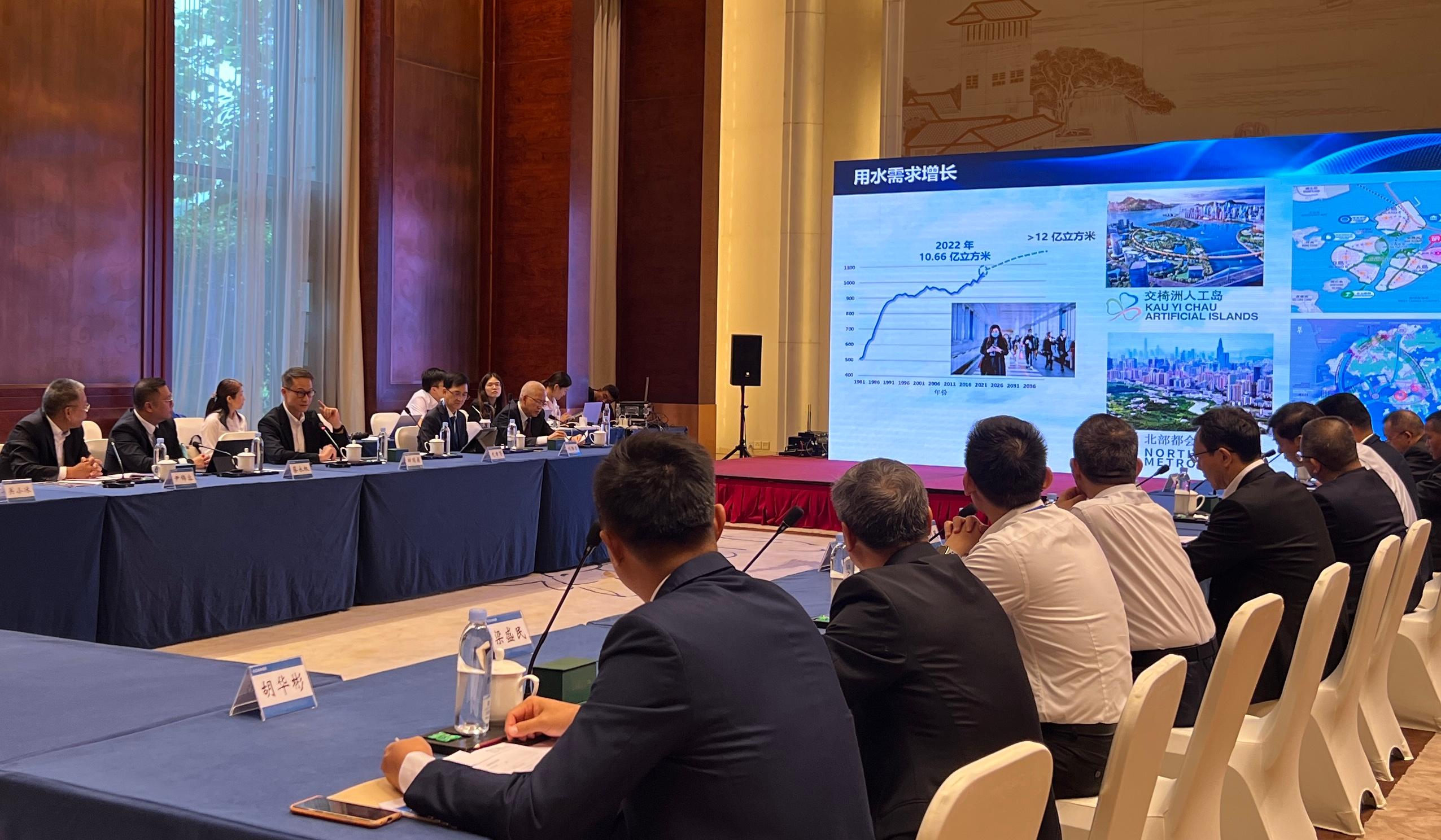 The Director of Water Supplies, Mr Tony Yau, attended the 5th Guangdong-Hong Kong-Macao Greater Bay Area Water Forum in Dongguan from November 8 to 10. Photo shows Mr Yau (fourth left) speaking at the CEO Summit of the forum yesterday (November 9).