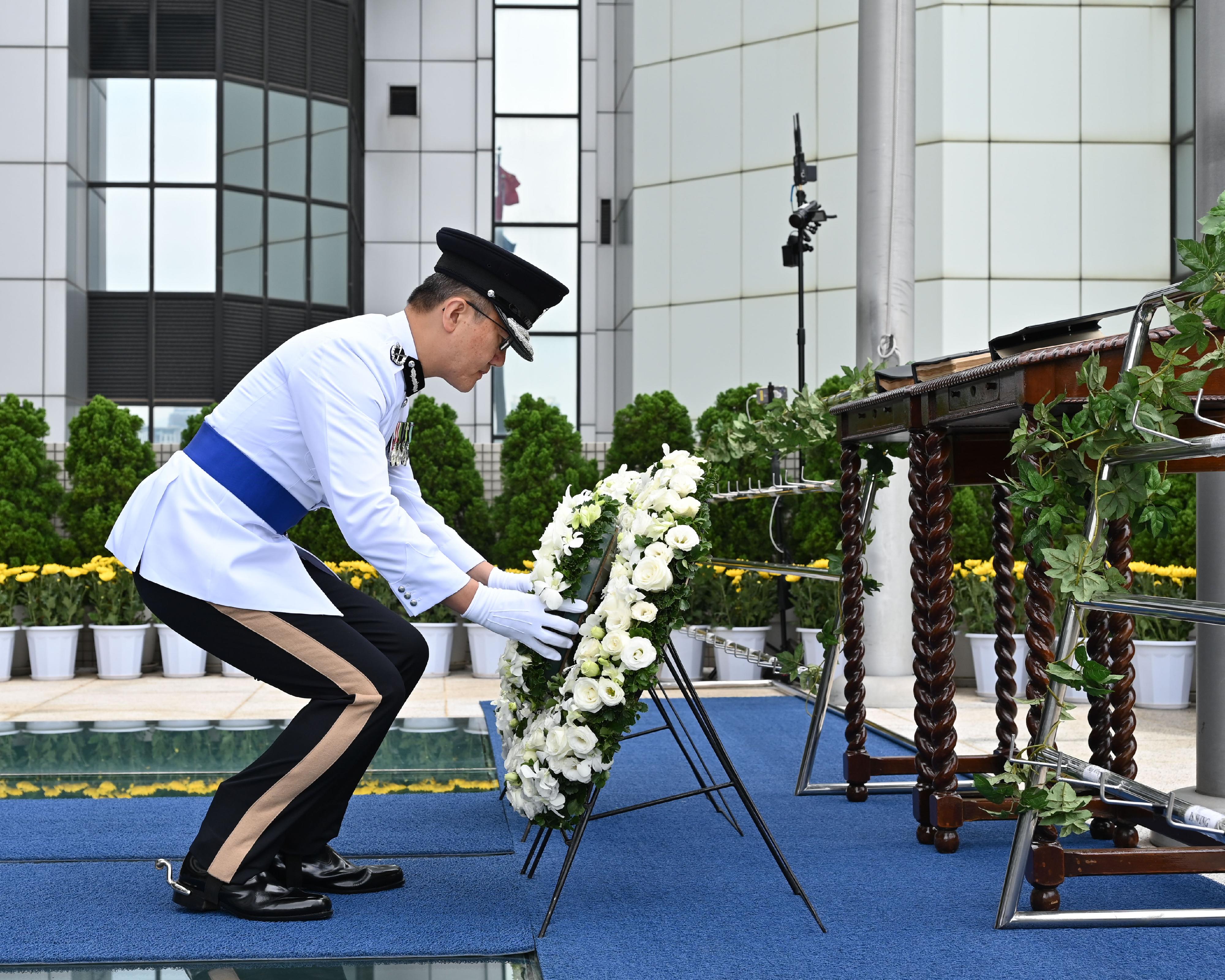 The Hong Kong Police Force holds a ceremony at the Police Headquarters this morning (November 10) to pay tribute to members of the Hong Kong Police Force and Hong Kong Auxiliary Police Force who have given their lives in the line of duty. Photo shows the Commissioner of Police, Mr Siu Chak-yee, laying a wreath in front of the Books of Remembrance in which the names of the fallen are inscribed.