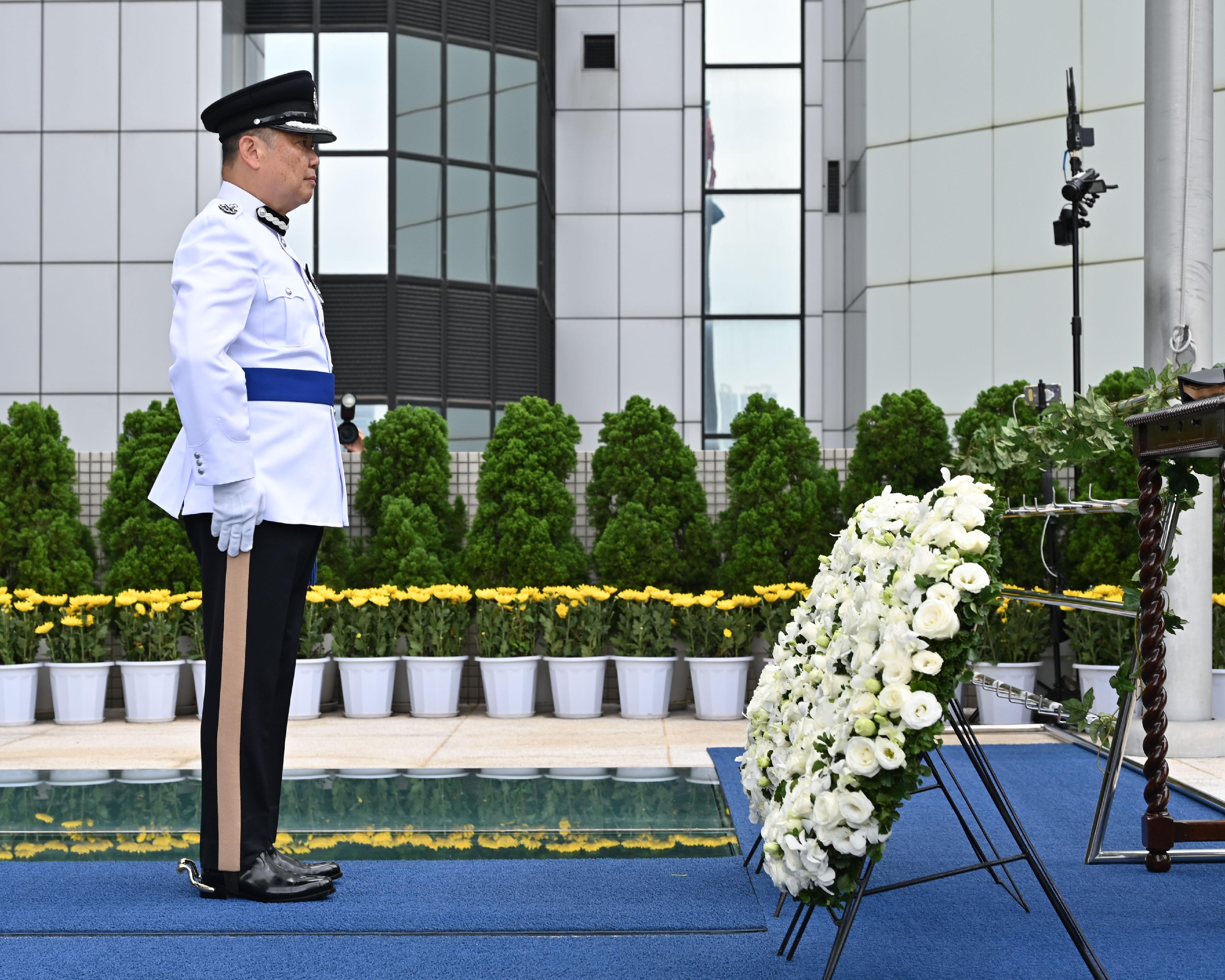 The Hong Kong Police Force holds a ceremony at the Police Headquarters this morning (November 10) to pay tribute to members of the Hong Kong Police Force and Hong Kong Auxiliary Police Force who have given their lives in the line of duty. Photo shows the Commandant of the Hong Kong Auxiliary Police Force, Mr Yang Joe-tsi, paying tribute in front of the Books of Remembrance in which the names of the fallen are inscribed.