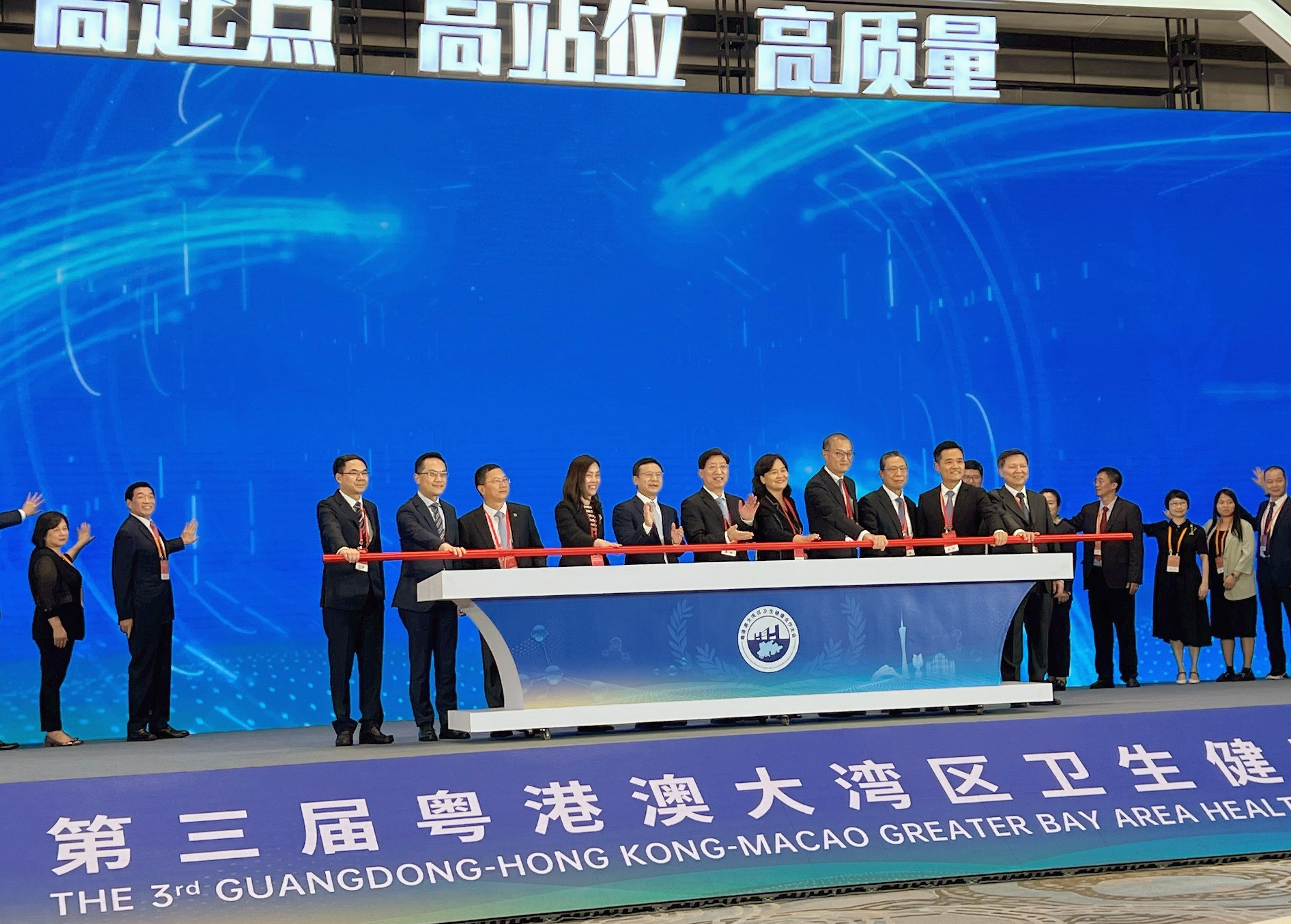 The Secretary for Health, Professor Lo Chung-mau, led a Hong Kong Special Administrative Region delegation to attend the 3rd Guangdong-Hong Kong-Macao Greater Bay Area Health Cooperation Conference in Nansha, Guangzhou, today (November 10). Photo shows Professor Lo (front row, fourth right), Vice Minister of the National Health Commission Mr Zeng Yixin (front row, centre); the Commissioner of the National Administration of Traditional Chinese Medicine, Professor Yu Yanhong (front row, fifth right); the Director of Health, Dr Ronald Lam (front row, second left); and other guests officiating at the Conference.