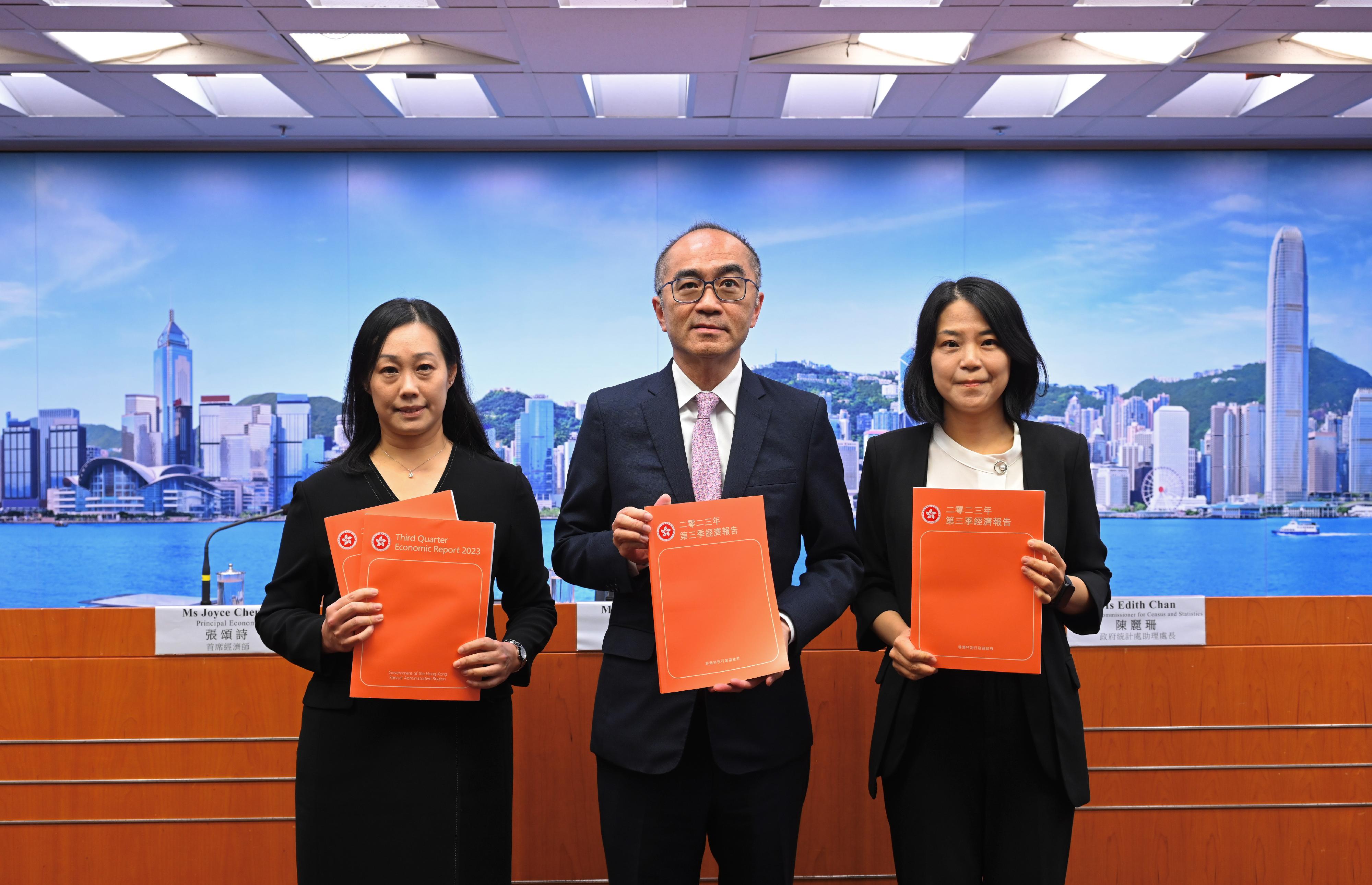 The Government Economist, Mr Adolph Leung (centre), presents the Third Quarter Economic Report 2023 at a press conference today (November 10). Also present are Principal Economist Ms Joyce Cheung (left) and Assistant Commissioner for Census and Statistics Ms Edith Chan (right).