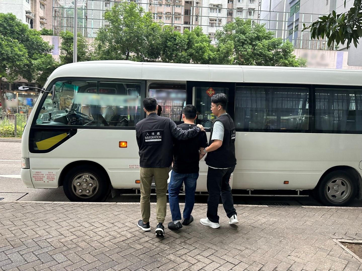 The Immigration Department mounted a series of territory-wide anti-illegal worker operations codenamed "Greenlane", "Twilight" and a joint operation with the Hong Kong Police Force codenamed "Windsand" for three consecutive days from November 7 to yesterday (November 9). Photo shows a suspected illegal worker arrested during an operation.