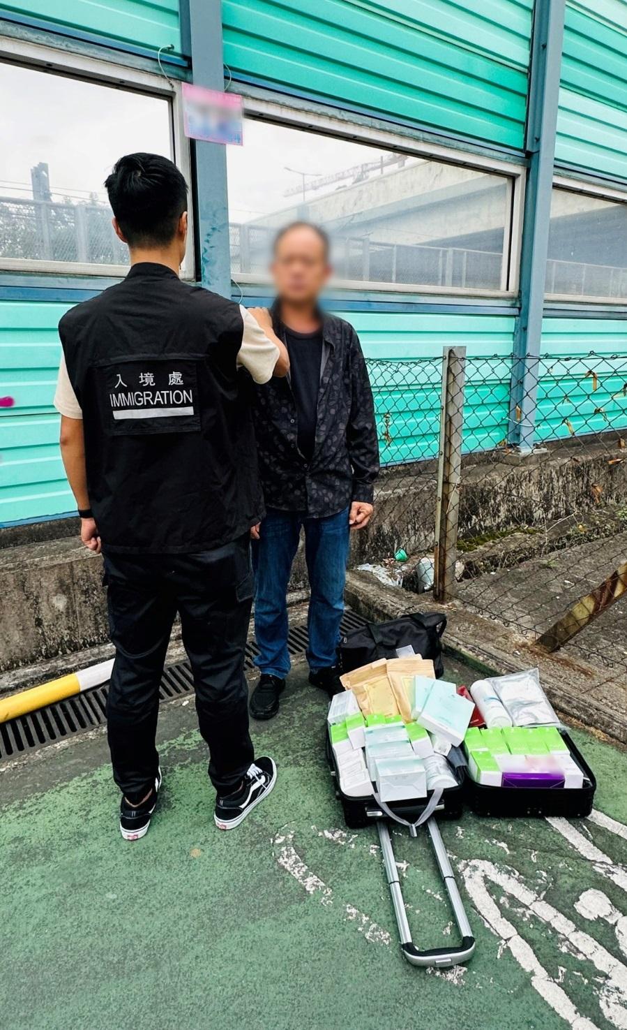 The Immigration Department mounted a series of territory-wide anti-illegal worker operations codenamed "Greenlane", "Twilight" and a joint operation with the Hong Kong Police Force codenamed "Windsand" for three consecutive days from November 7 to yesterday (November 9). Photo shows a Mainland visitor involved in suspected parallel trading activities and his goods.
