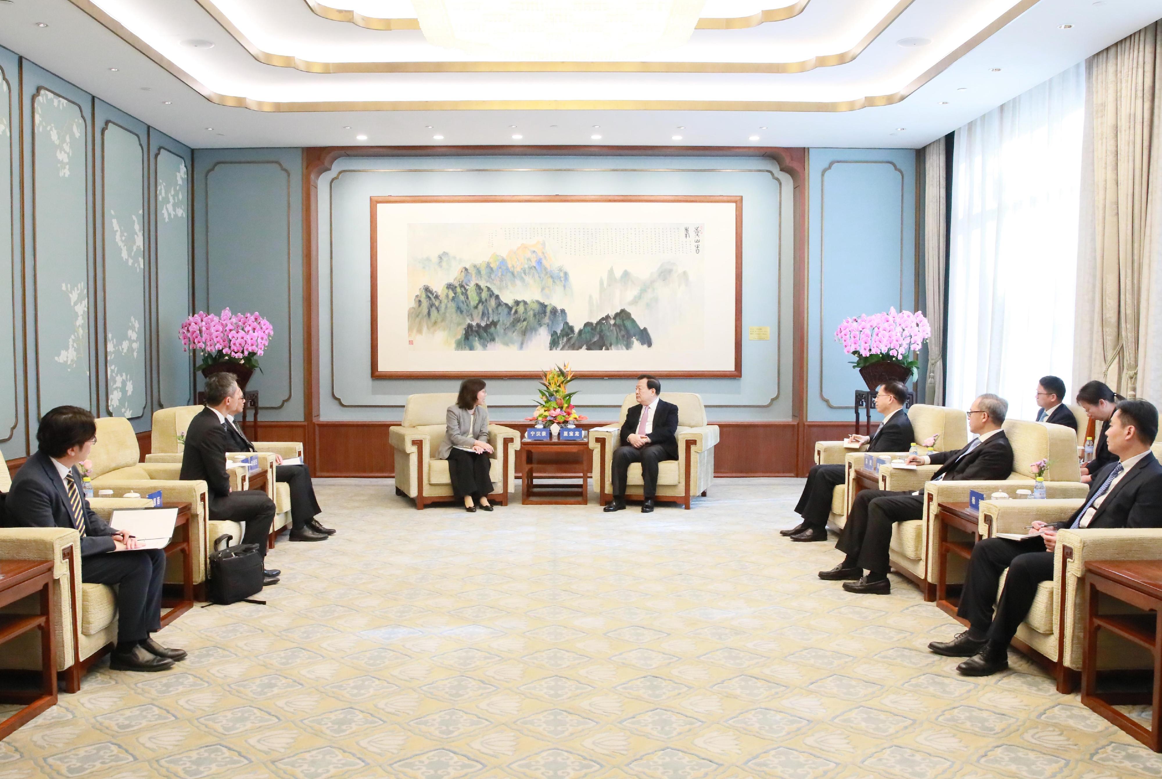发展局局长甯汉豪（左四）今日（十一月十日）在北京拜会国务院港澳事务办公室主任夏宝龙（右四）。