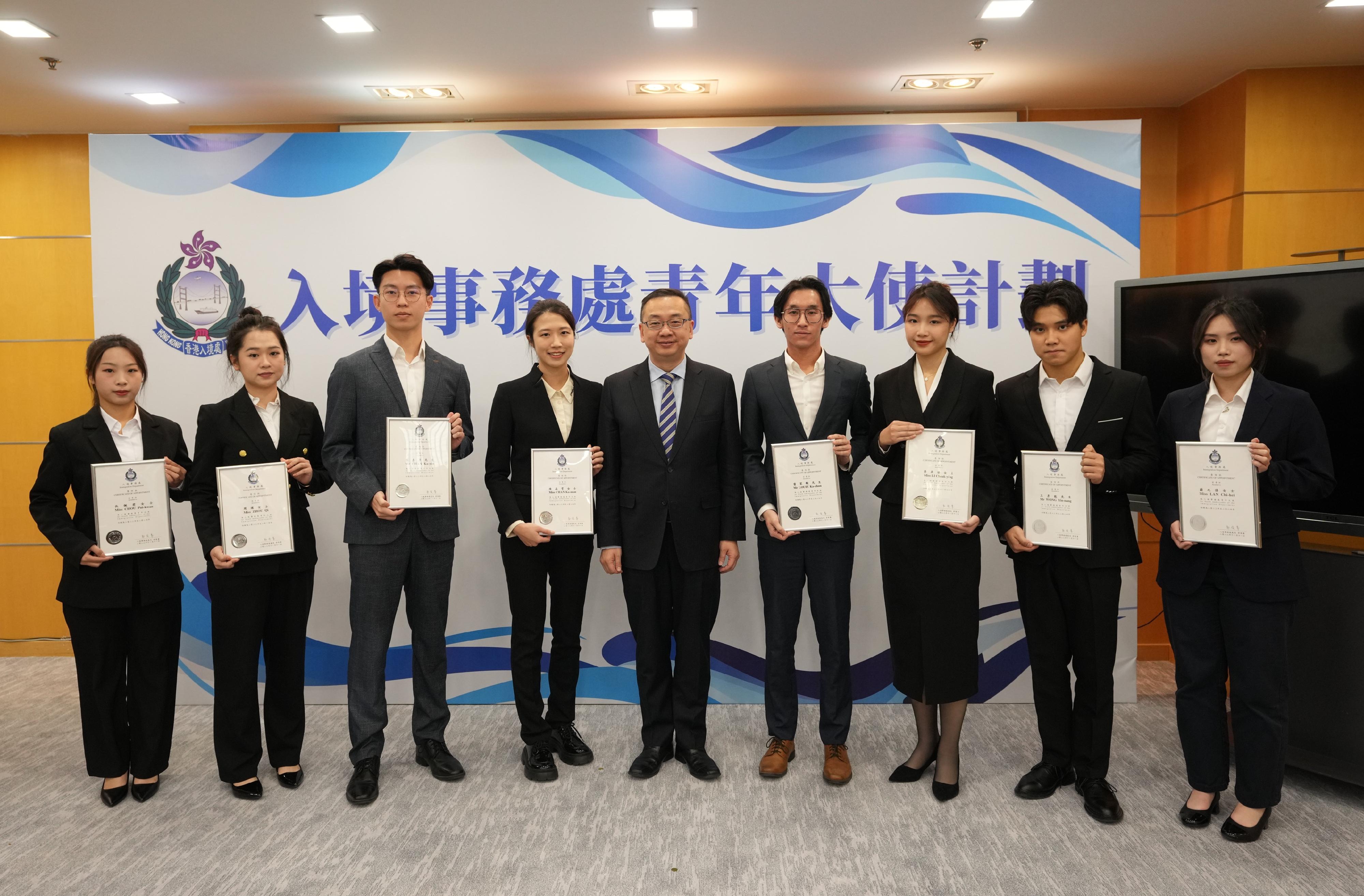 The Director of the Immigration, Mr Benson Kwok, attended the appointment ceremony of the Immigration Department Youth Ambassador Programme in Beijing today (November 11). Photo shows Mr Kwok (fifth left) with eight Youth Ambassadors at the ceremony.