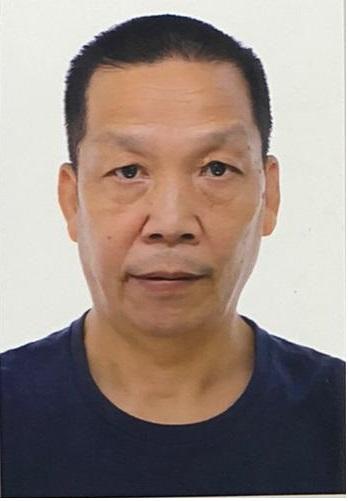 Chow Leung-chau, aged 58, is about 1.6 metres tall, 63 kilograms in weight and of medium build. He has a long face with yellow complexion and short greyish white hair. He was last seen wearing a blue short-sleeved T-shirt, blue shorts, black slippers and carrying a black rucksack and a blue umbrella.
