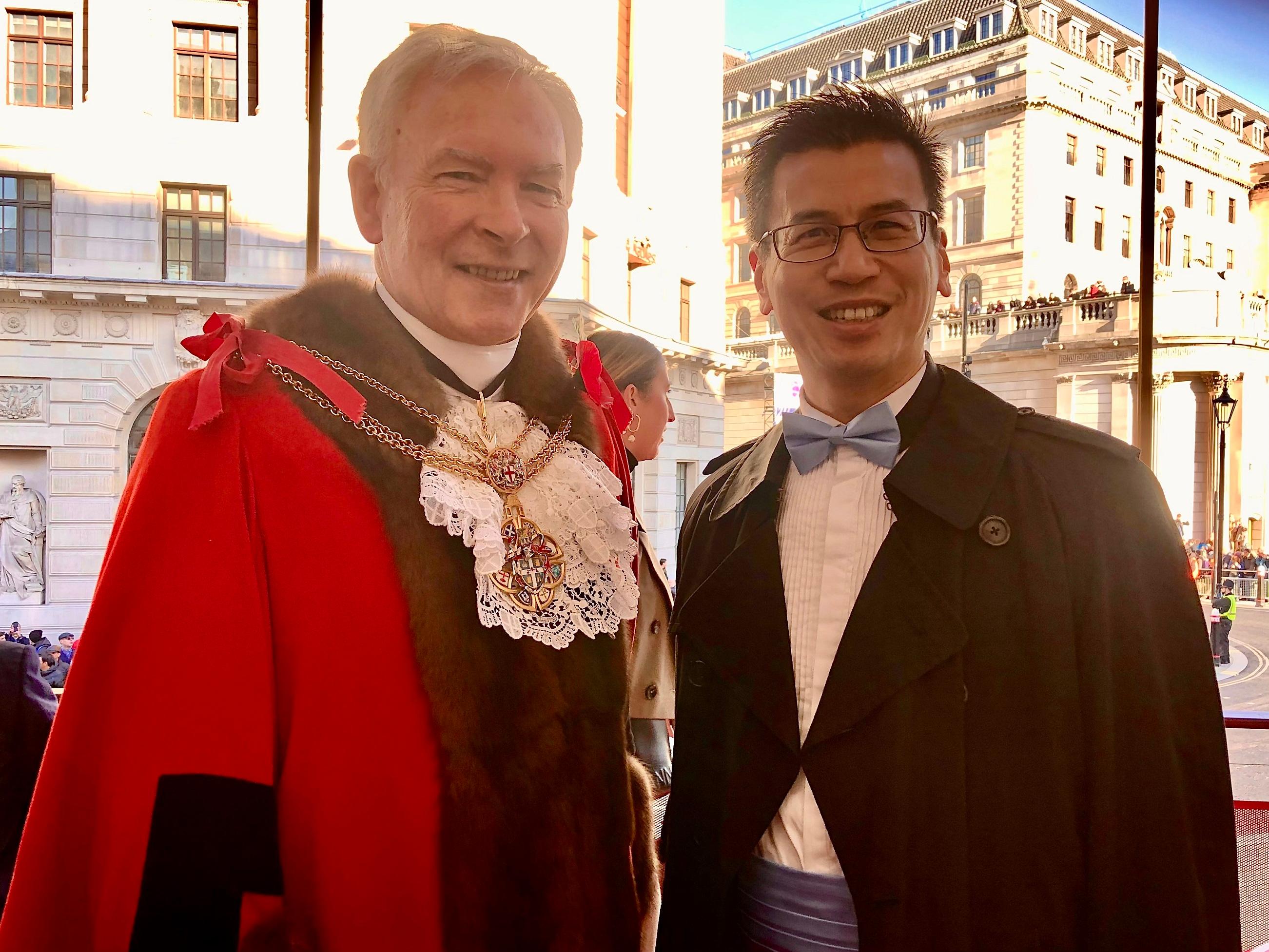The Hong Kong Economic and Trade Office, London (London ETO) took part in the City of London Lord Mayor's Show on November 11 (London time) with a float highlighting Hong Kong's plan to achieve carbon neutrality before 2050. Photo shows the outgoing Lord Mayor of the City of London, Alderman Nicholas Lyons (left) and the Director-General of the London ETO, Mr Gilford Law (right), at Mansion House.