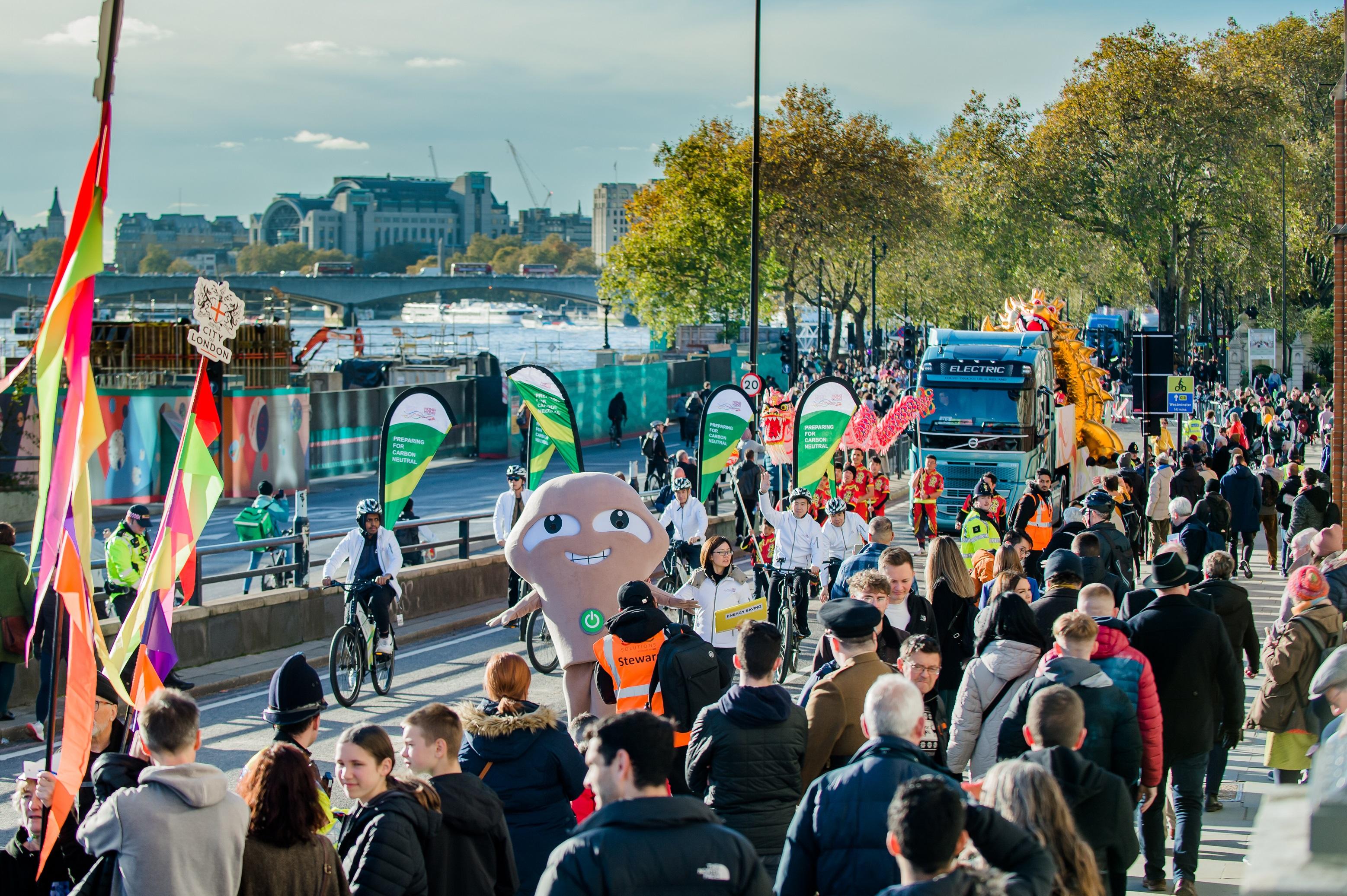 The Hong Kong Economic and Trade Office, London took part in the City of London Lord Mayor's Show on November 11 (London time) with a float highlighting Hong Kong's plan to achieve carbon neutrality before 2050. Photo show the float passing the Victoria Embankment in London and the mascot Hanson as well as the fleet of electric bikes interacting with the crowd.