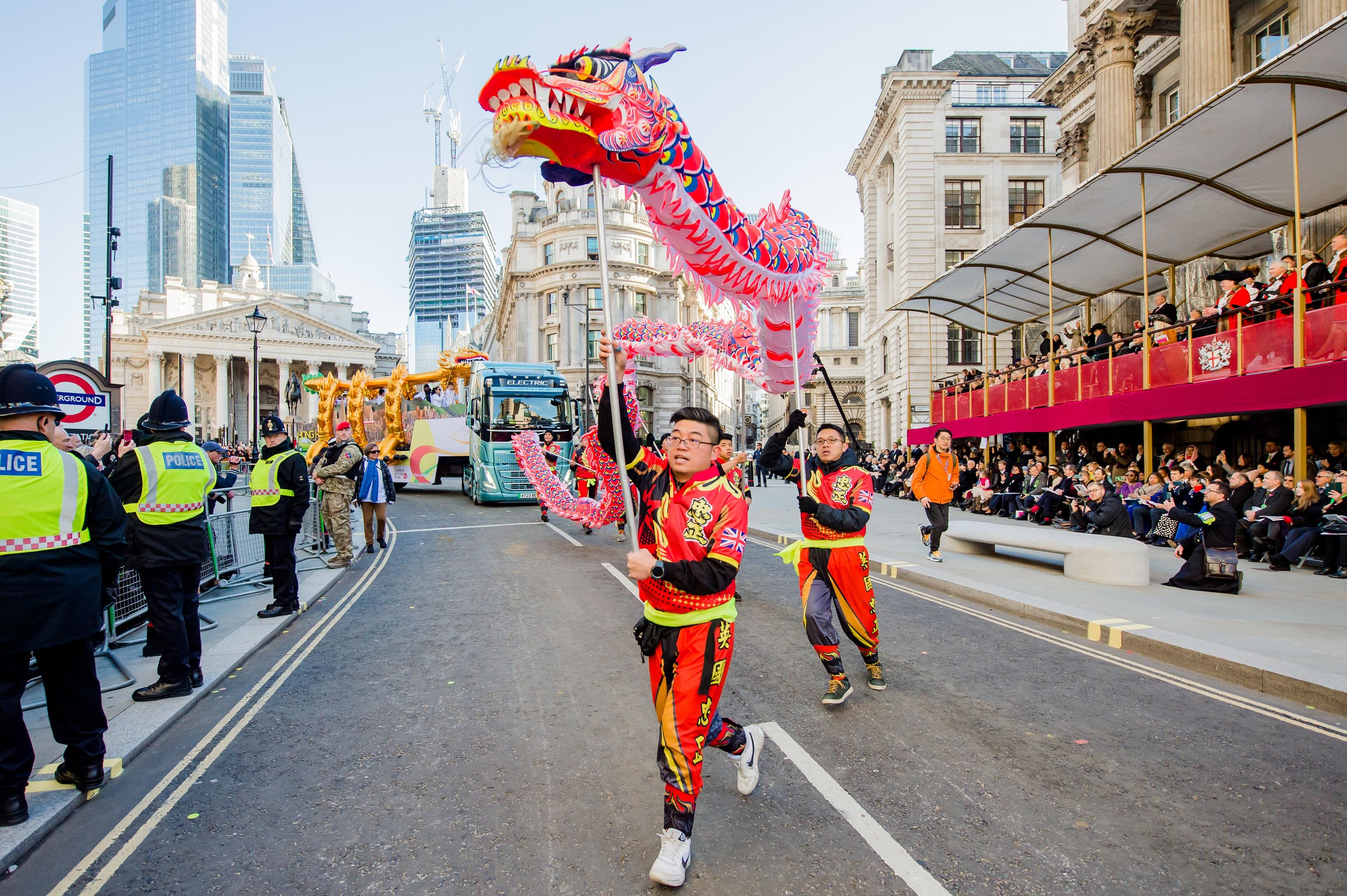 The Hong Kong Economic and Trade Office, London took part in the City of London Lord Mayor's Show on November 11 (London time) with a float highlighting Hong Kong's plan to achieve carbon neutrality before 2050. Photo shows the float passing the grandstand at the Mansion House.
