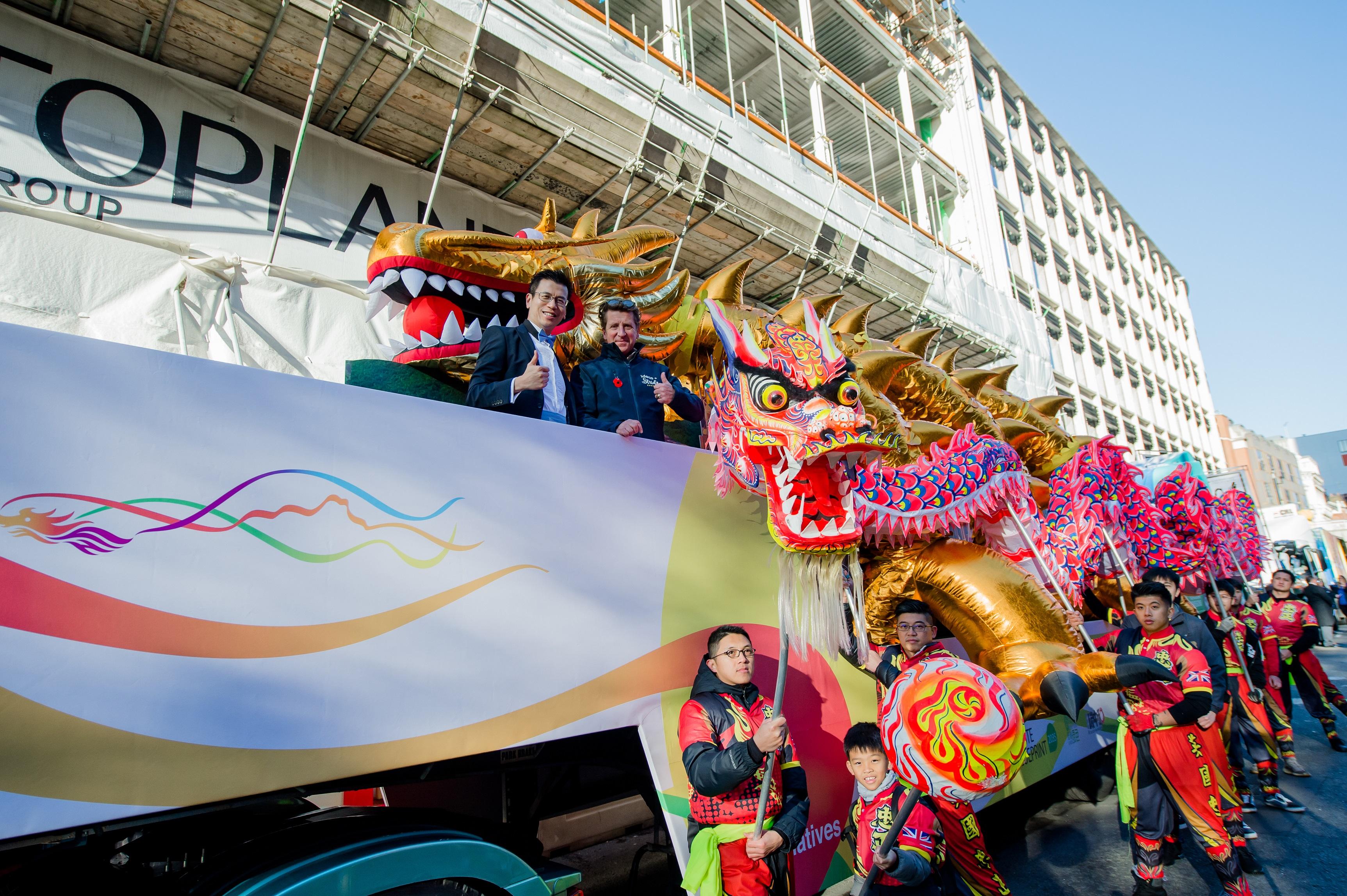 The Hong Kong Economic and Trade Office, London took part in the City of London Lord Mayor's Show on November 11 (London time) with a float highlighting Hong Kong's plan to achieve carbon neutrality before 2050. Photo shows the lion dancers are being well-prepared and ready to go.