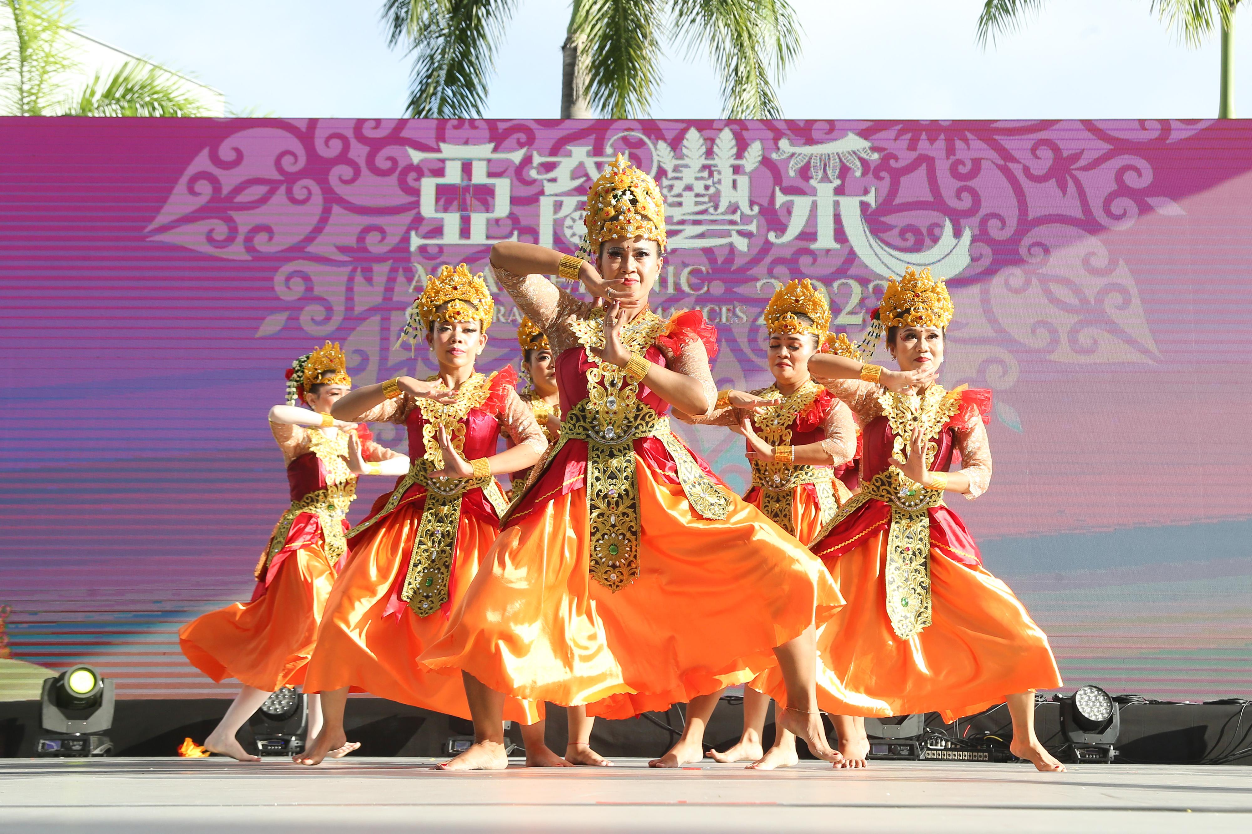 The Leisure and Cultural Services Department held the Asian Ethnic Cultural Performances at the Hong Kong Cultural Centre Piazza this afternoon (November 12), showcasing the arts and cultures of different parts of Asia through a variety of activities including ethnic stage performances, costume and headdress exhibition and fringe activity booths. Photo shows Indonesian dance.