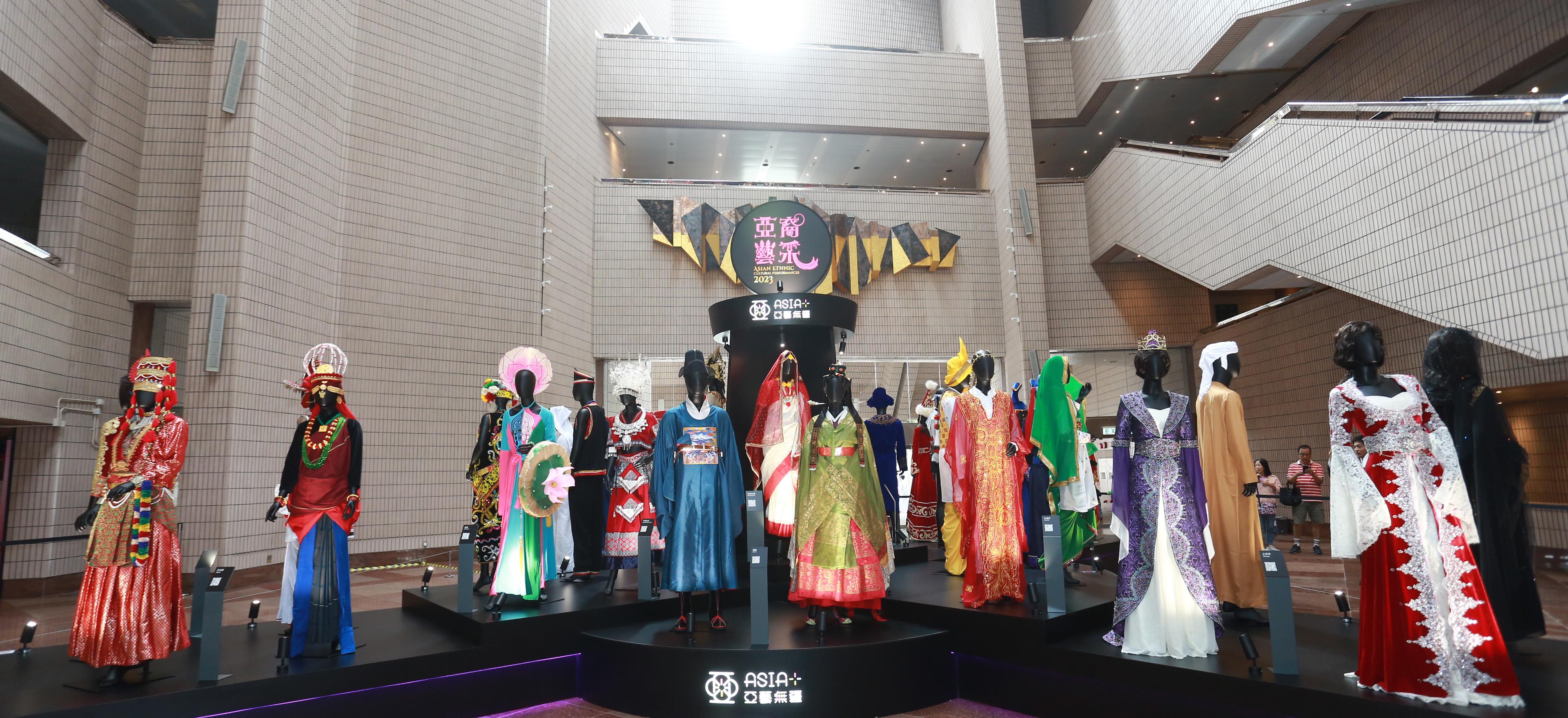 康乐及文化事务署今日（十一月十二日）下午在香港文化中心露天广场举行「亚裔艺采」，其中的「花冕霓裳—民族服装头饰展」在香港文化中心大堂举行至十一月十九日，展示亚洲各地人民在节庆活动、歌舞表演等场合穿着的服装和头饰，缤纷多彩。