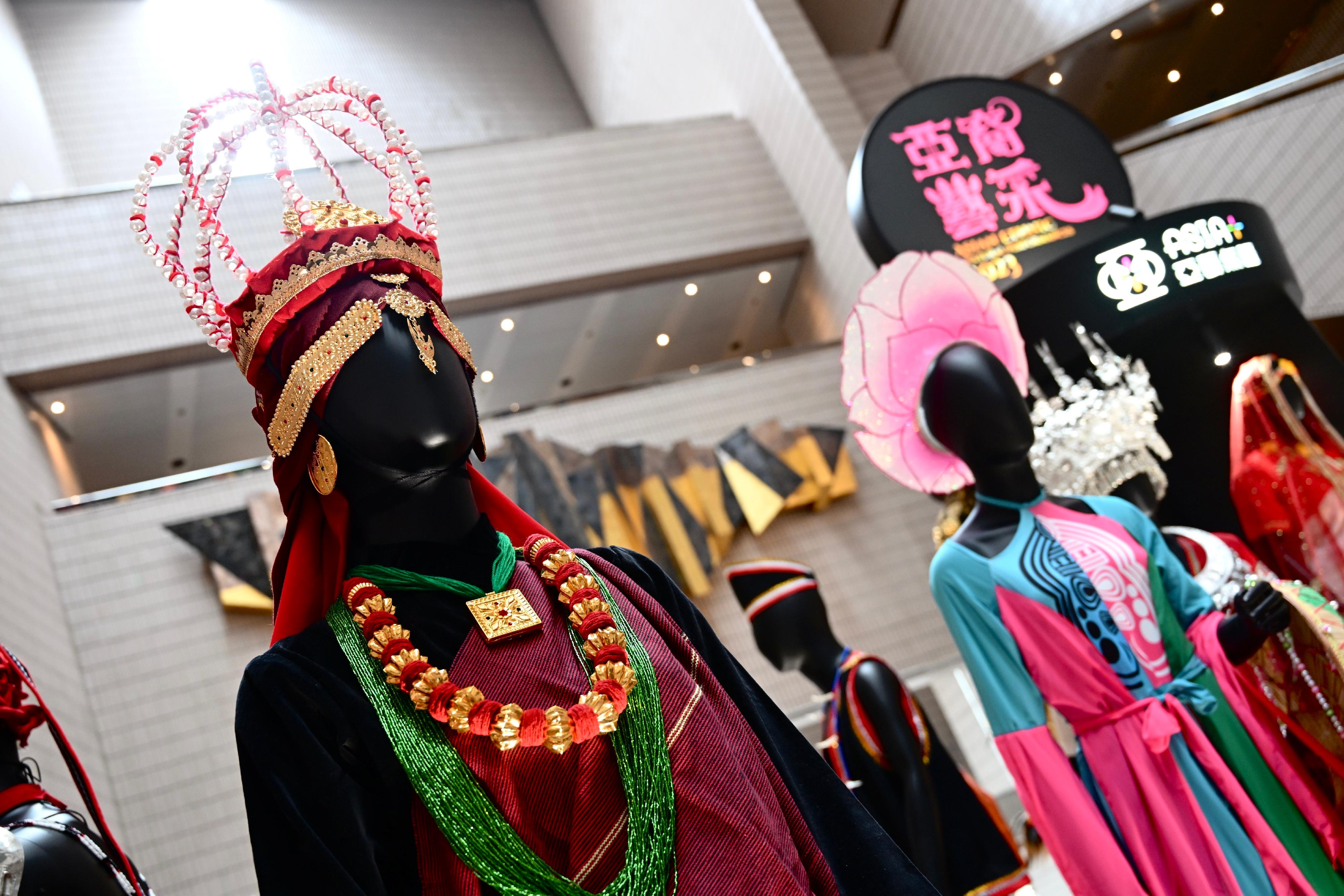 康乐及文化事务署今日（十一月十二日）下午在香港文化中心露天广场举行「亚裔艺采」，其中的「花冕霓裳—民族服装头饰展」在香港文化中心大堂举行至十一月十九日，展示亚洲各地人民在节庆活动、歌舞表演等场合穿着的服装和头饰，缤纷多彩。图示尼泊尔（左）和越南（右）的民族服装头饰。