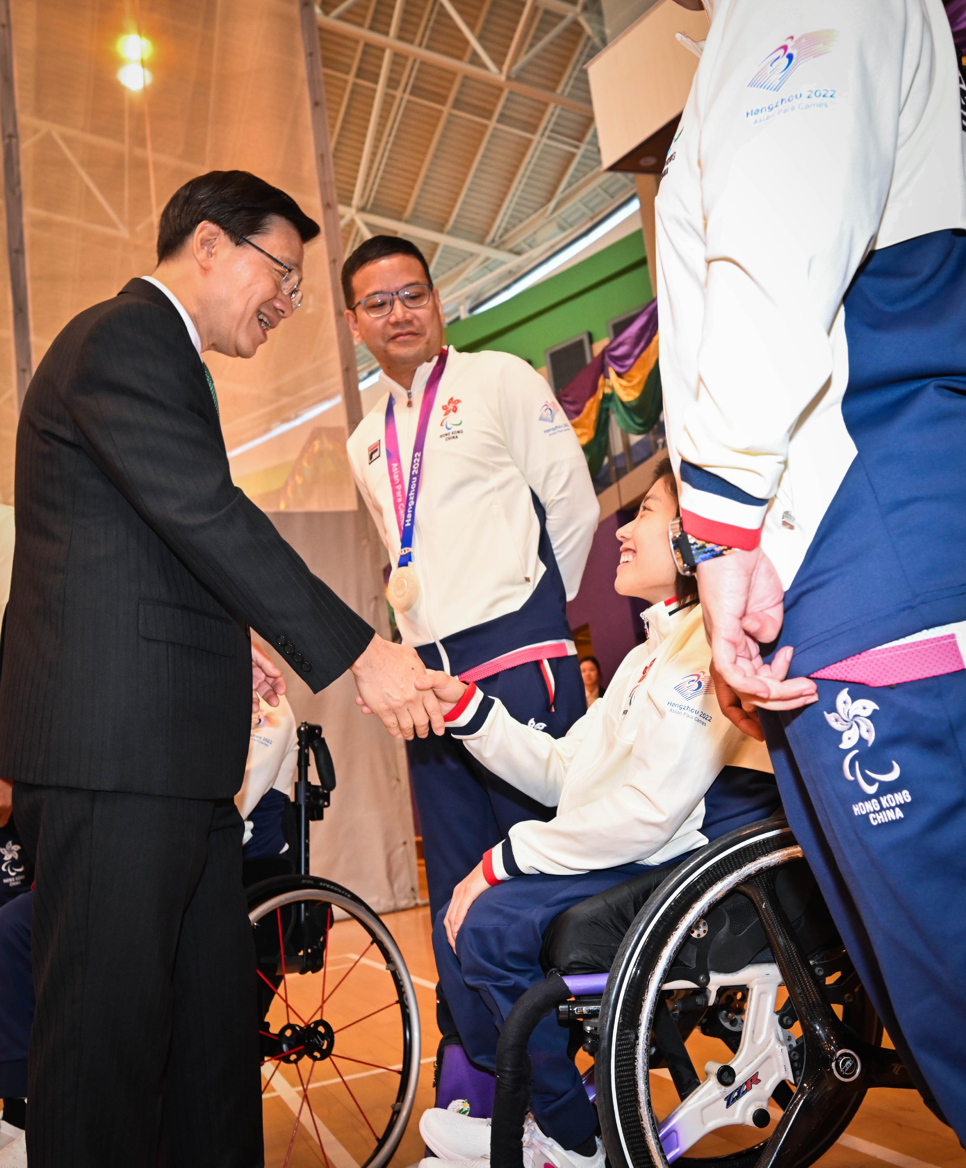 行政長官李家超今日（十一月十三日）出席杭州第四屆亞洲殘疾人運動會中國香港代表團返港歡迎儀式。圖示李家超（左一）與運動員交流。