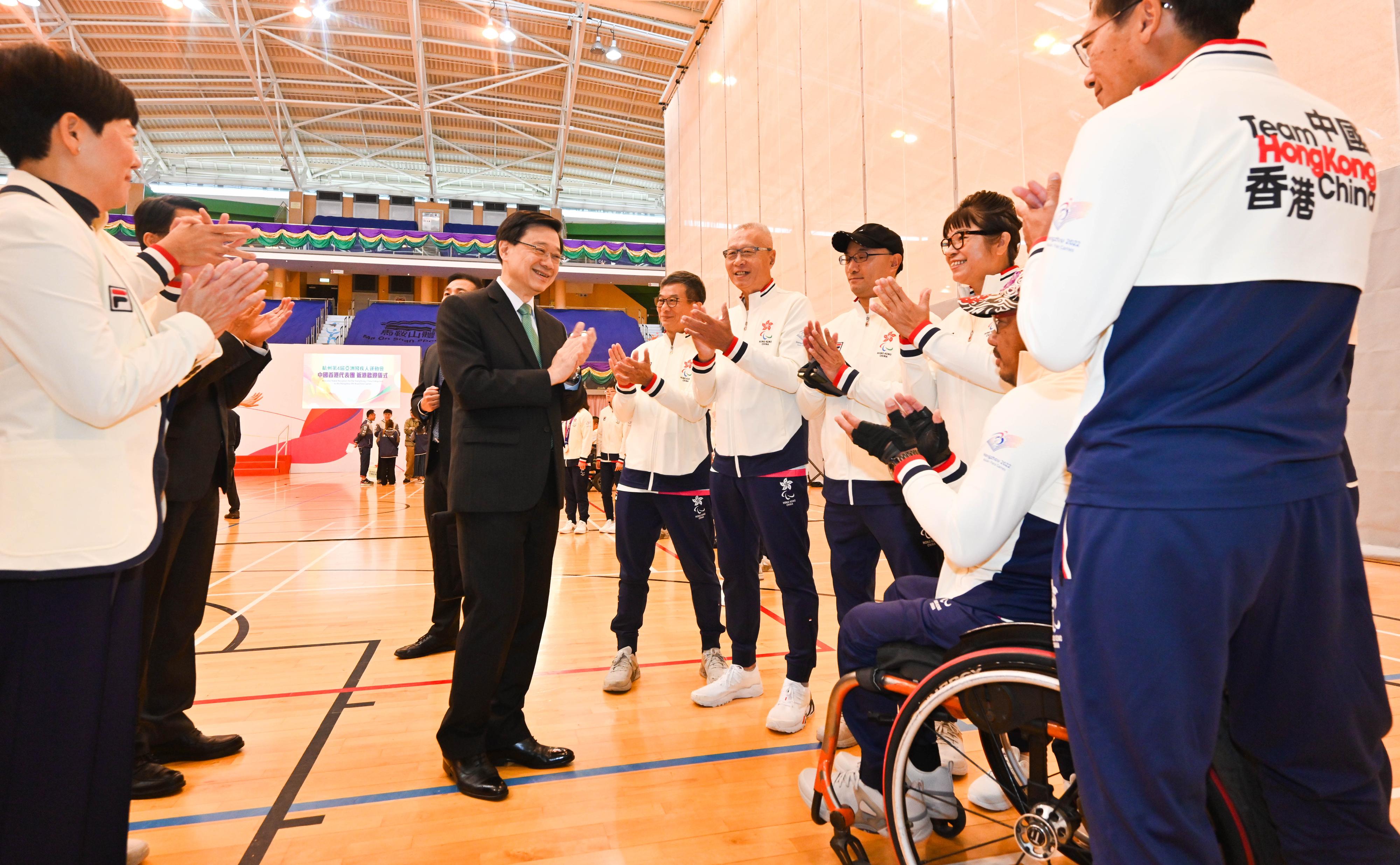 行政長官李家超今日（十一月十三日）出席杭州第四屆亞洲殘疾人運動會中國香港代表團返港歡迎儀式。圖示李家超（中）與運動員交流。