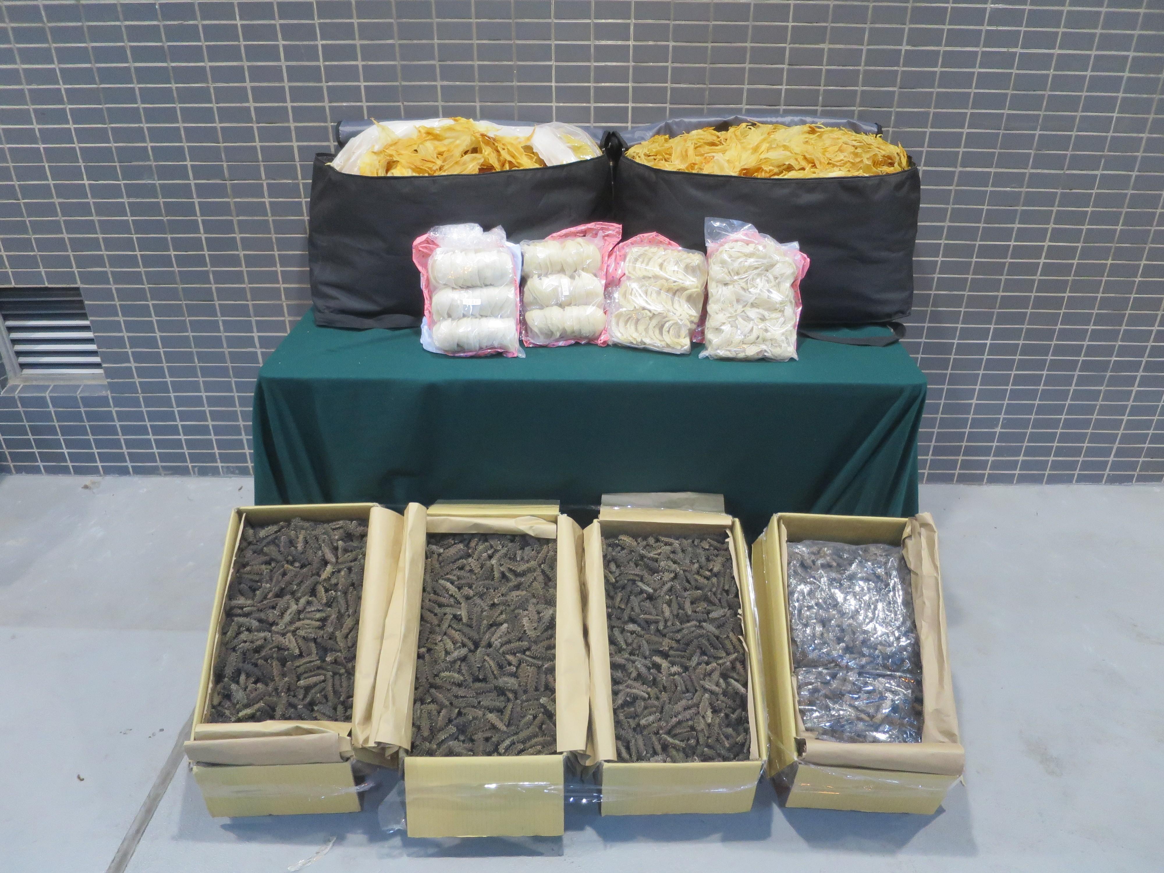 Hong Kong Customs yesterday (November 12) mounted an anti-smuggling operation at the Shenzhen Bay Control Point and detected a suspected smuggling case involving a cross-boundary private car. A batch of suspected smuggled dried seafood, including about 57 kilograms of dried sea cucumber, 28kg of dried fish maw and 2.2kg of bird nest, with a total estimated market value of about $1.13 million was seized. Photo shows the suspected smuggled dried seafood seized. 