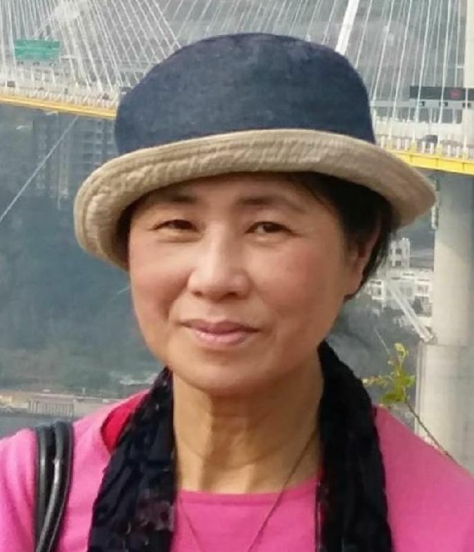Li Yee-ching, aged 65, is about 1.63 metres tall, 50 kilograms in weight and of medium build. She has a square face with yellow complexion and long black hair.
