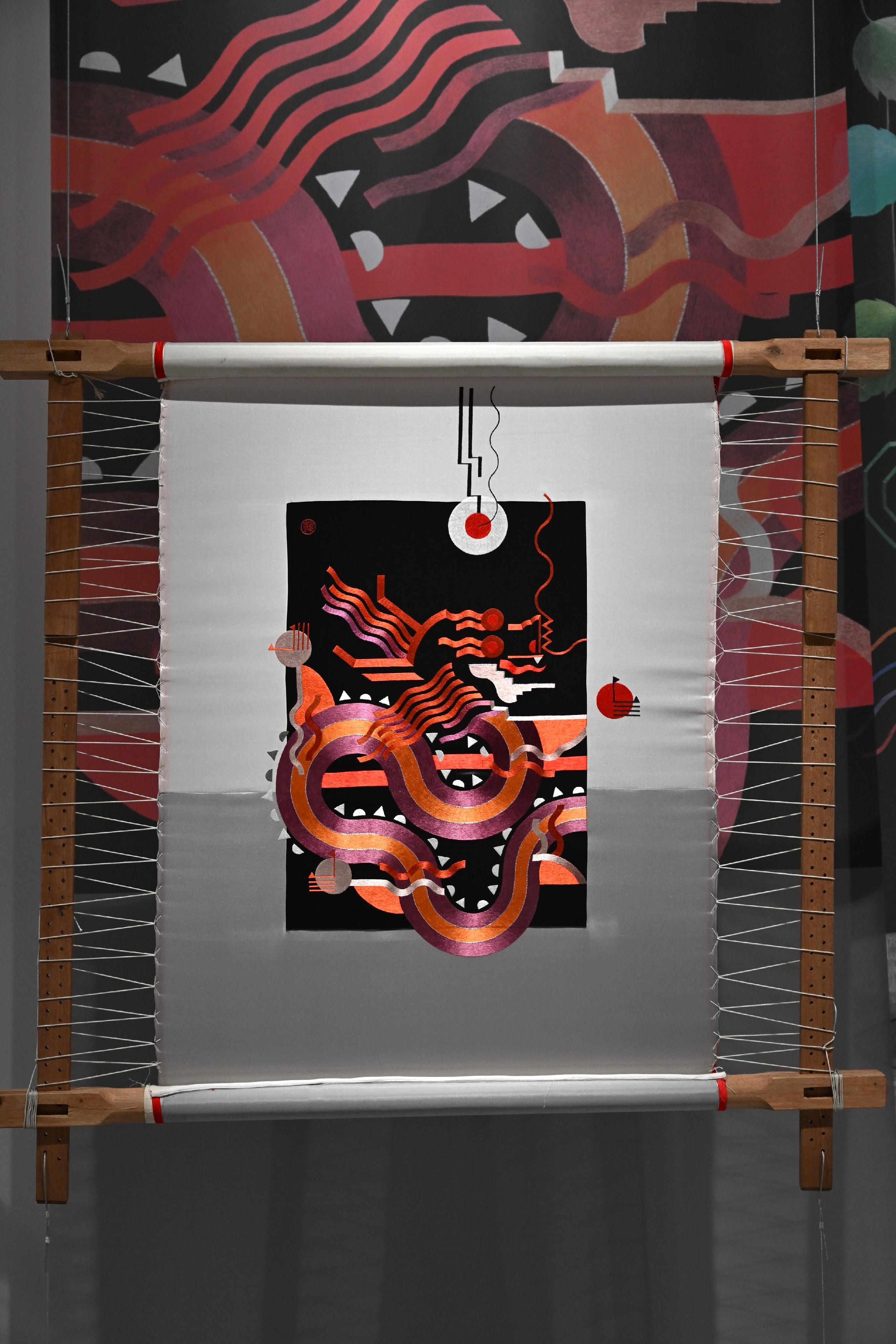 「迁想无界──韩秉华艺术与设计展」开幕典礼今日（十一月十四日）在香港文化博物馆举行。图示刺绣图案设计《现代龙图》。
