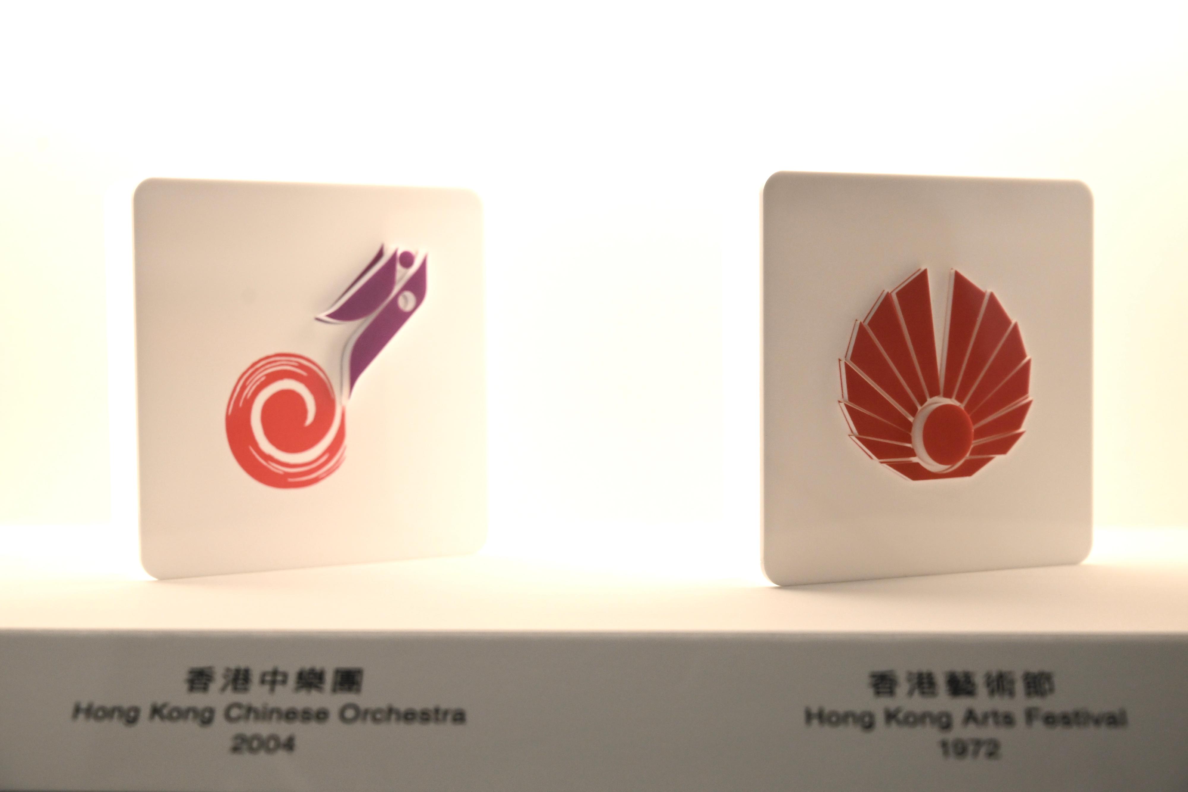 「迁想無界──韓秉華藝術與設計展」開幕典禮今日（十一月十四日）在香港文化博物館舉行。圖示香港中樂團（左）和香港藝術節（右）的標誌設計。