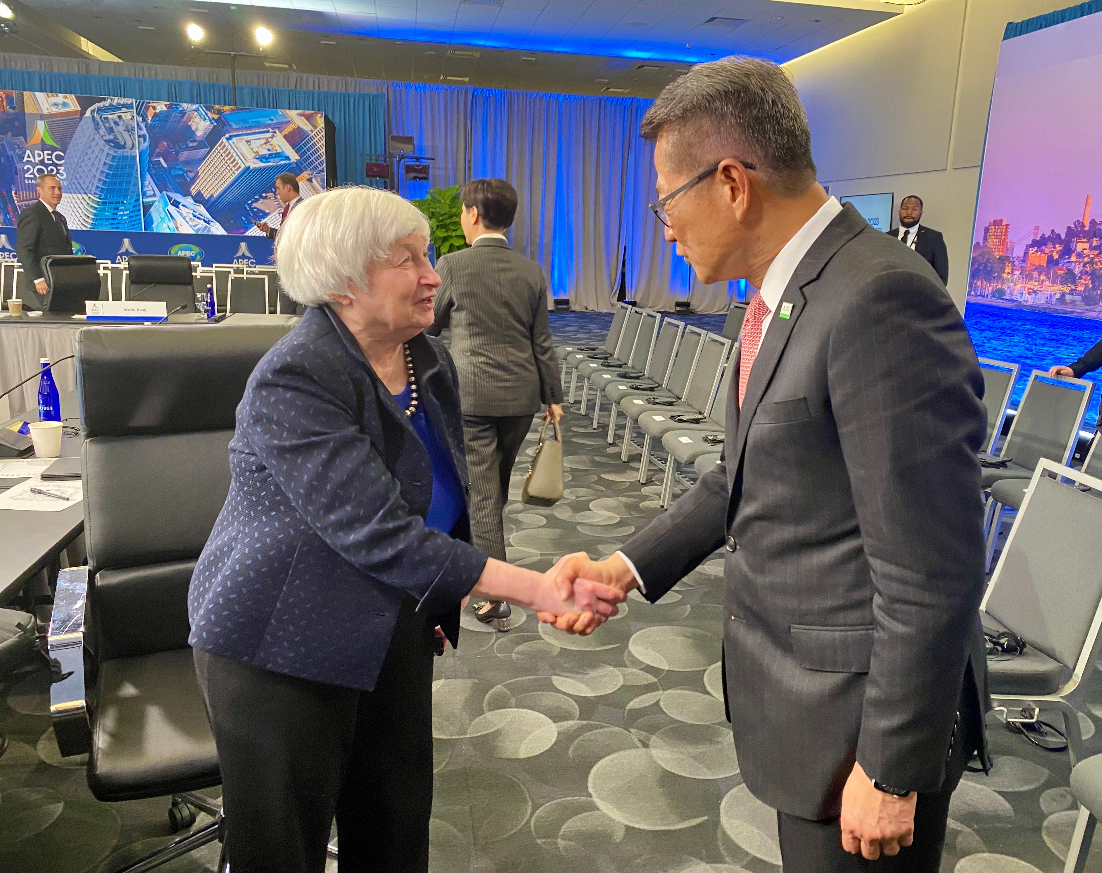 The Financial Secretary, Mr Paul Chan, yesterday (November 13, San Francisco time) attended the Asia-Pacific Economic Cooperation Finance Ministers' Meeting in San Francisco, the United States, where he joined various sessions to discuss different issues on the current global economy. Photo shows Mr Chan (right) engages in a conversation with the United States Secretary of the Treasury, Dr Janet Yellen (left) who chairs the meeting. 
