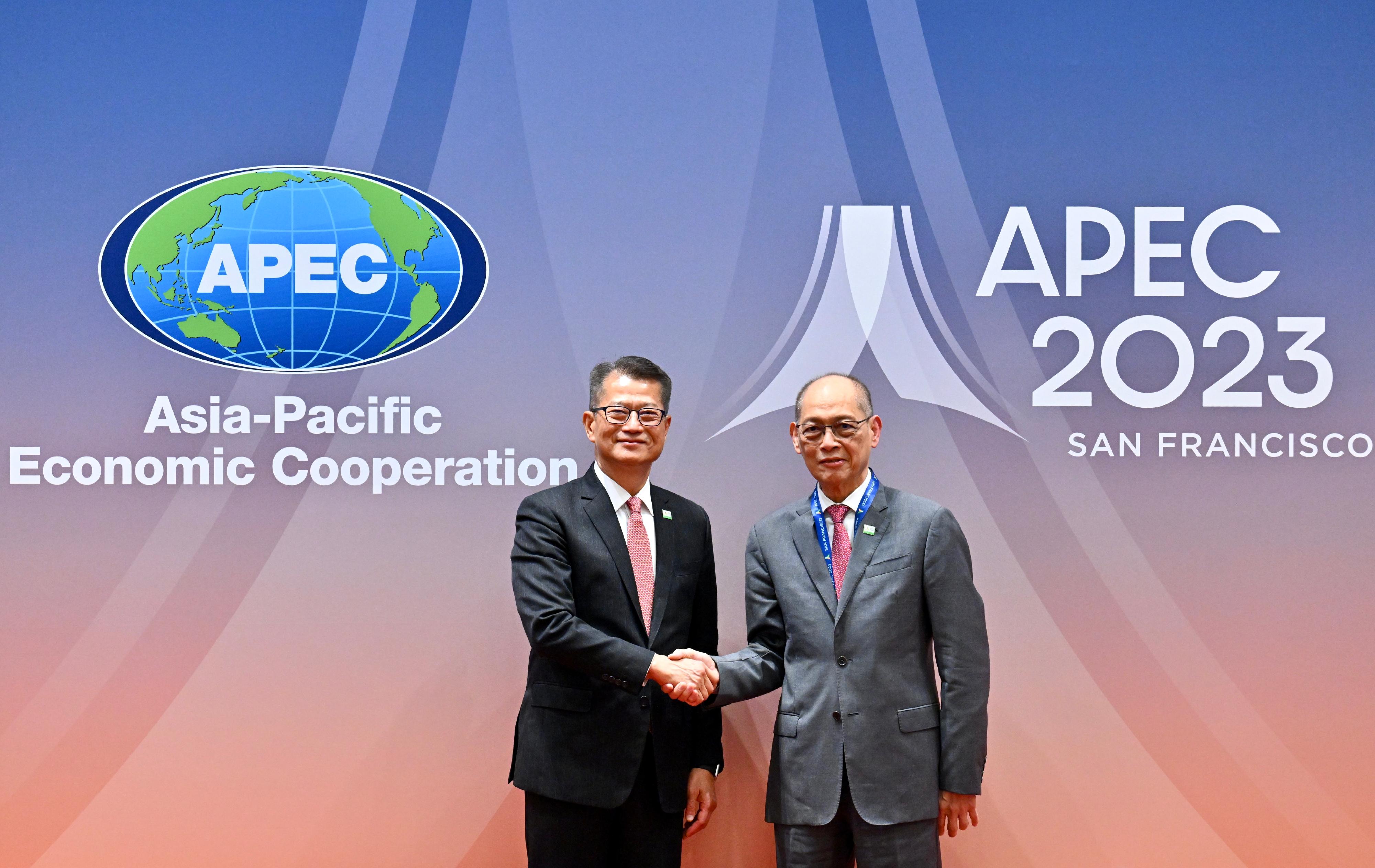 The Financial Secretary, Mr Paul Chan, yesterday (November 13, San Francisco time) attended the Asia-Pacific Economic Cooperation Finance Ministers' Meeting in San Francisco, the United States. Photo shows Mr Chan (left) in a bilateral meeting with the Secretary of the Department of Finance of the Republic of The Philippines, Dr Benjamin Diokno (right).
