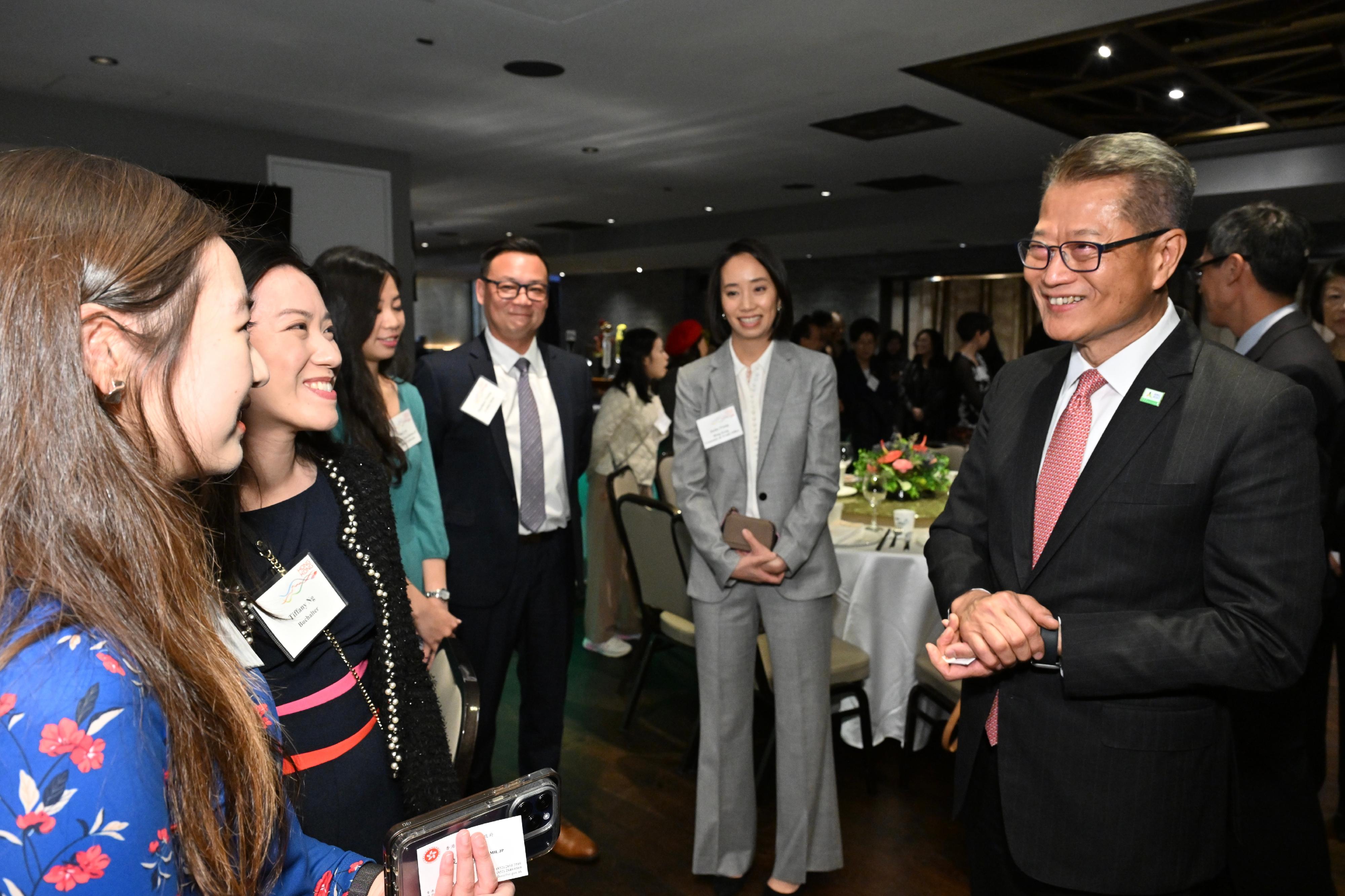 The Financial Secretary, Mr Paul Chan, had dinner with members of the Hong Kong community residing in San Francisco, the United States, yesterday night (November 13, San Francisco time). Photo shows Mr Chan (first right) chatting with the participants.