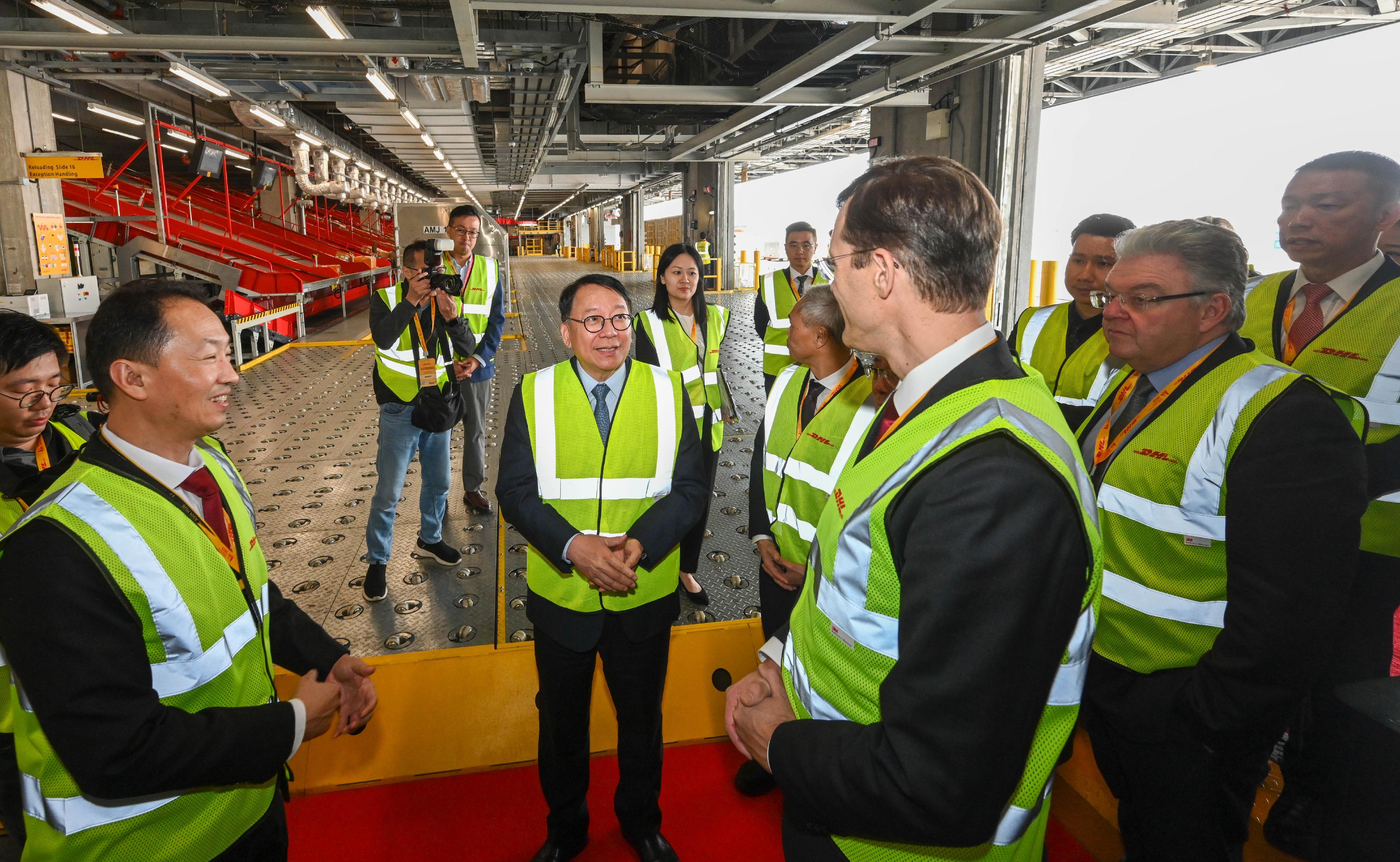 The Chief Secretary for Administration, Mr Chan Kwok-ki, attended the DHL Central Asia Hub Phase 3 Grand Opening today (November 14). Photo shows Mr Chan (third left) touring the expanded Central Asia Hub.