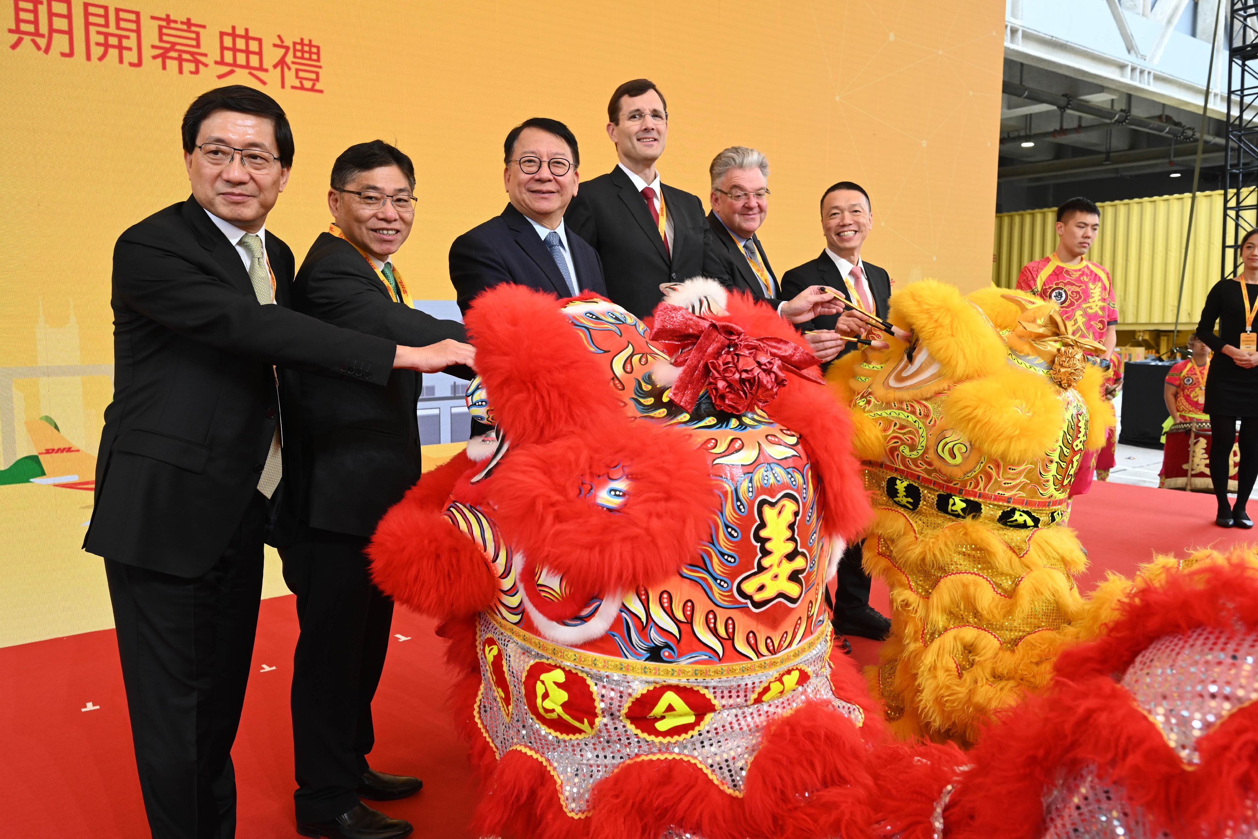 The Chief Secretary for Administration, Mr Chan Kwok-ki, attended the DHL Central Asia Hub Phase 3 Grand Opening today (November 14). Photo shows (from left) the Chief Executive Officer of the Airport Authority Hong Kong, Mr Fred Lam; the Secretary for Transport and Logistics, Mr Lam Sai-hung; Mr Chan; the Chief Executive Officer of the DHL Group, Dr Tobias Meyer; the Chief Executive Officer of the DHL Express, Mr John Pearson; and the Chief Executive Officer of the DHL Express Asia Pacific, Mr Ken Lee, in a lion dance eye-dotting ceremony at the grand opening.