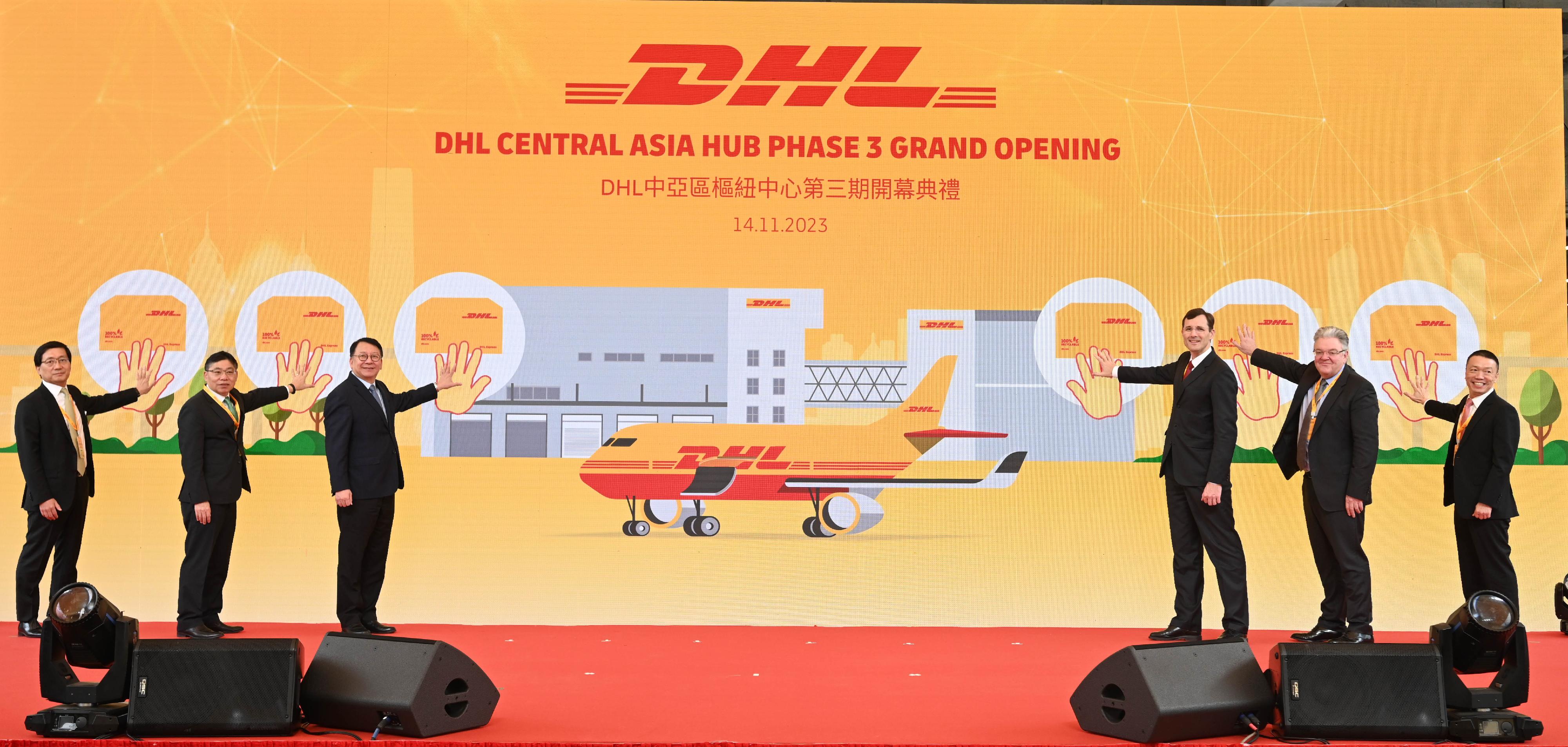 The Chief Secretary for Administration, Mr Chan Kwok-ki, attended the DHL Central Asia Hub Phase 3 Grand Opening today (November 14). Photo shows (from left) the Chief Executive Officer of the Airport Authority Hong Kong, Mr Fred Lam; the Secretary for Transport and Logistics, Mr Lam Sai-hung; Mr Chan; the Chief Executive Officer of the DHL Group, Dr Tobias Meyer; the Chief Executive Officer of the DHL Express, Mr John Pearson; and the Chief Executive Officer of the DHL Express Asia Pacific, Mr Ken Lee, officiating at the grand opening.