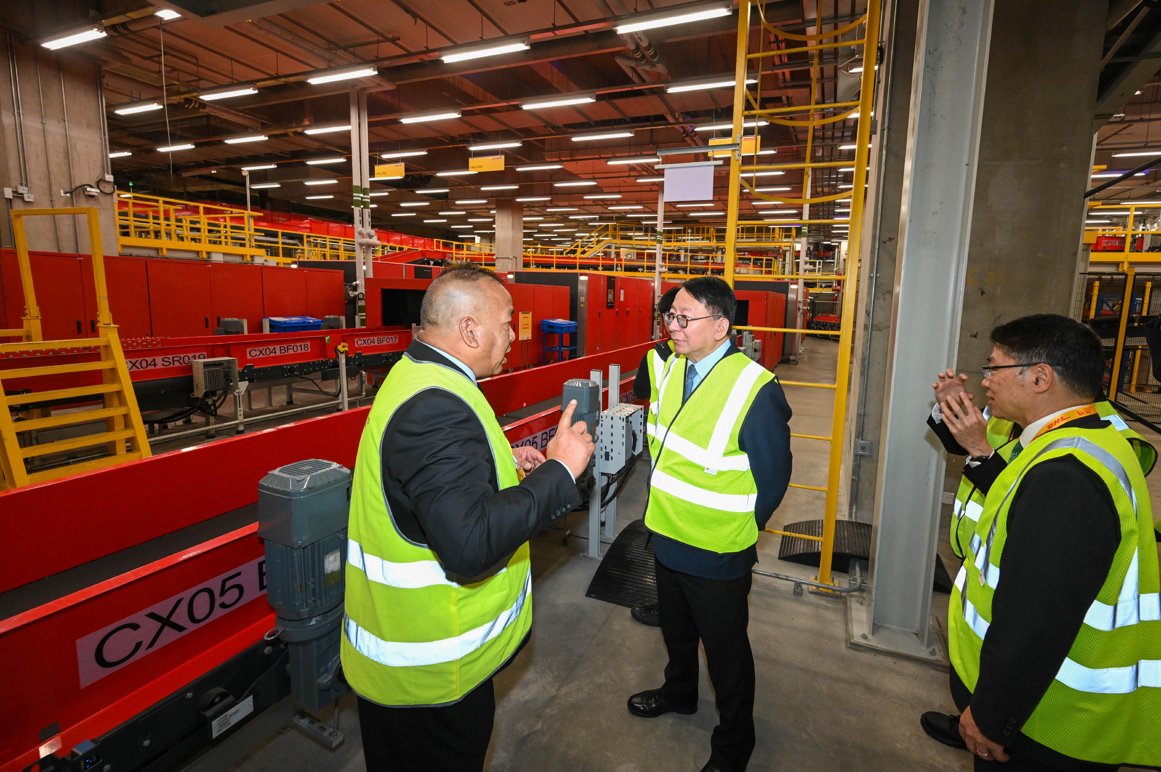 The Chief Secretary for Administration, Mr Chan Kwok-ki, attended the DHL Central Asia Hub Phase 3 Grand Opening today (November 14). Photo shows Mr Chan (second left) and the Secretary for Transport and Logistics, Mr Lam Sai-hung (first right), touring the expanded Central Asia Hub.