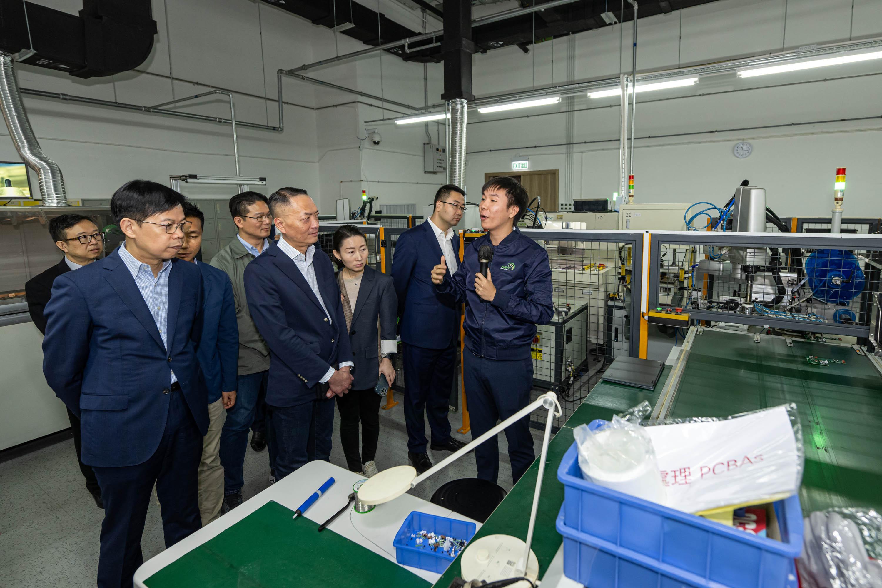 The Legislative Council Subcommittee on Matters Relating to the Promotion of New Industrialzation visited the Advanced Manufacturing Centre (AMC) at the Tsueng Kwan O InnoPark today (November 14). Photo shows Members visiting one of the enterprises at the AMC.