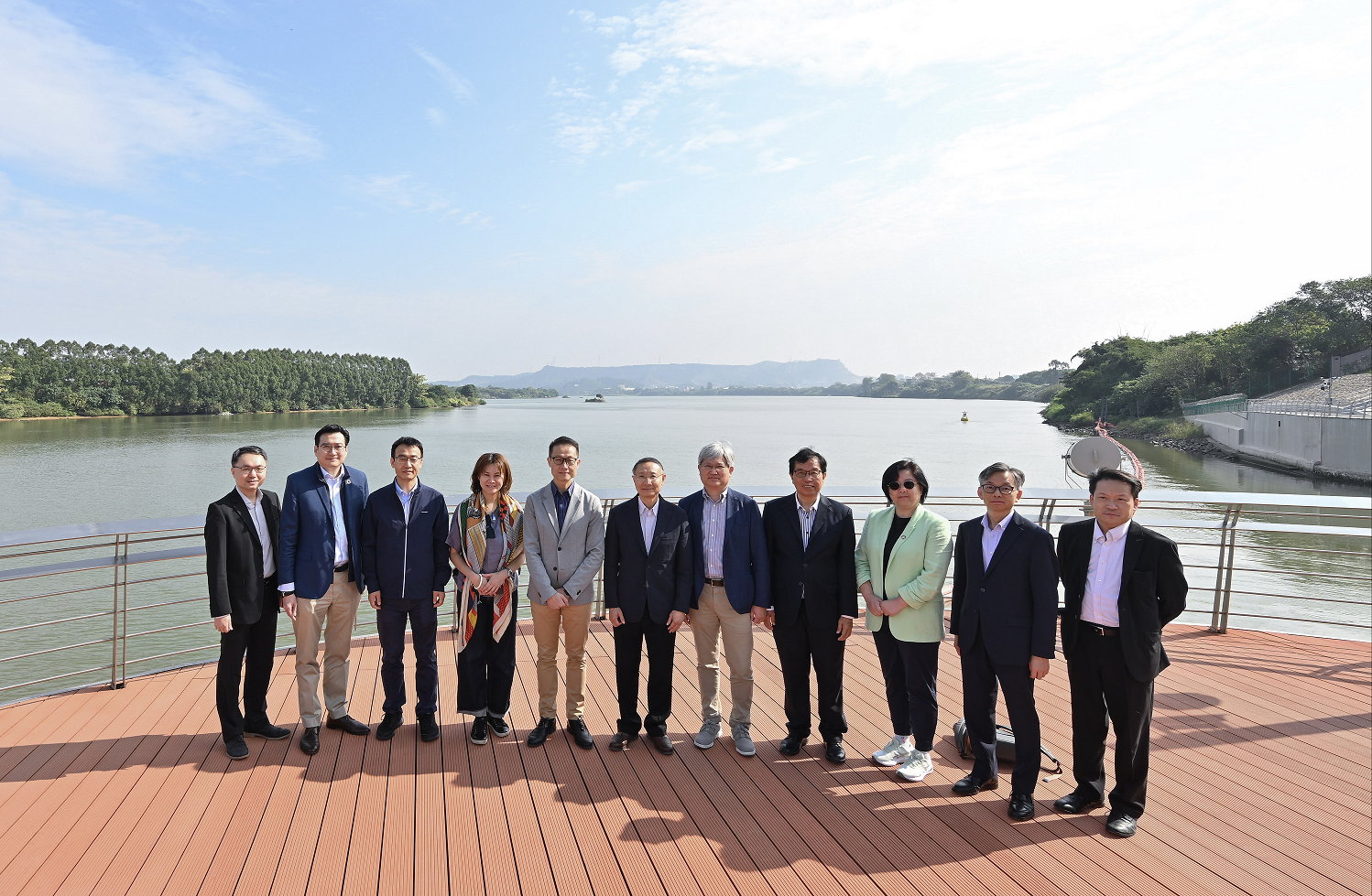 The Advisory Committee on Water Supplies (ACWS) delegation left for Guangdong Province yesterday (November 13) to visit the Dongjiang Water Supply System and returned to Hong Kong this afternoon (November 14). Photo shows the Chairman of the ACWS, Professor Joseph Kwan (sixth left), and the Director of Water Supplies, Mr Tony Yau (fifth left), with members of the Committee at the intake point of Dongjiang water supplied to Hong Kong at the Taiyuan Pumping Station in Dongguan this morning.