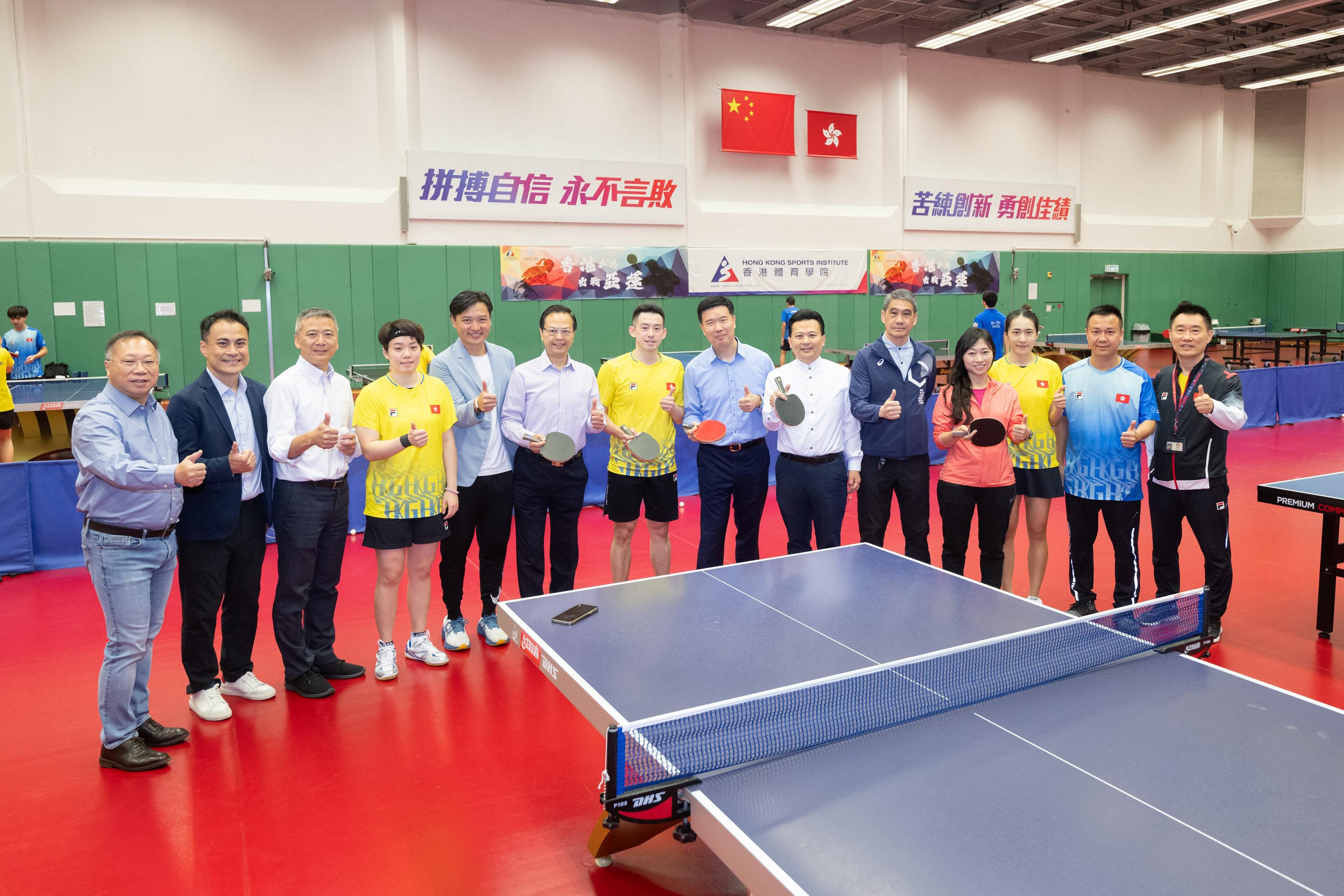 The Legislative Council (LegCo) Panel on Home Affairs, Culture and Sports visited the Hong Kong Sports Institute today (November 14). Photo shows LegCo Members with athletes.